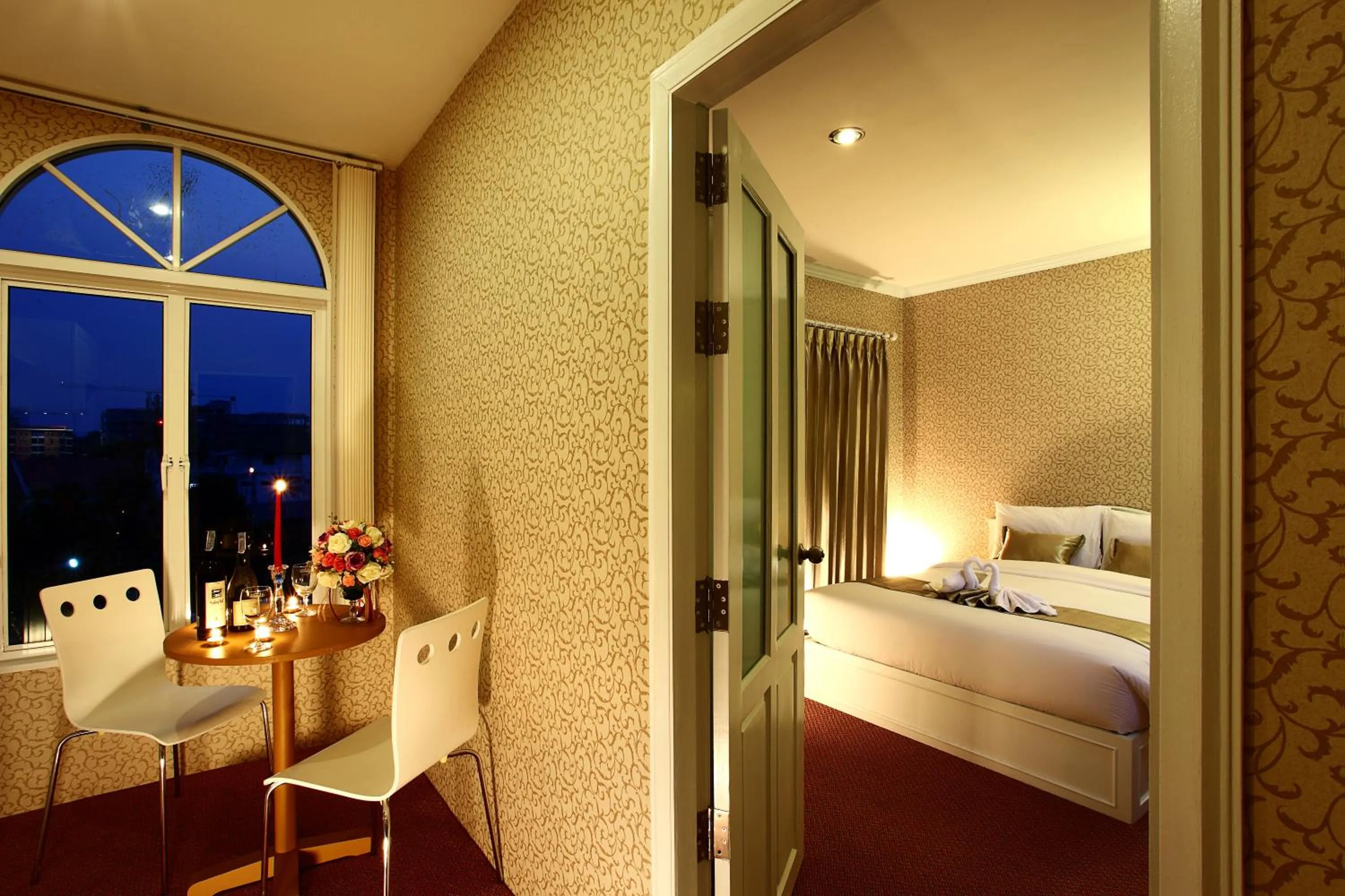 Seating area, Bed in Victoria Nimman Hotel