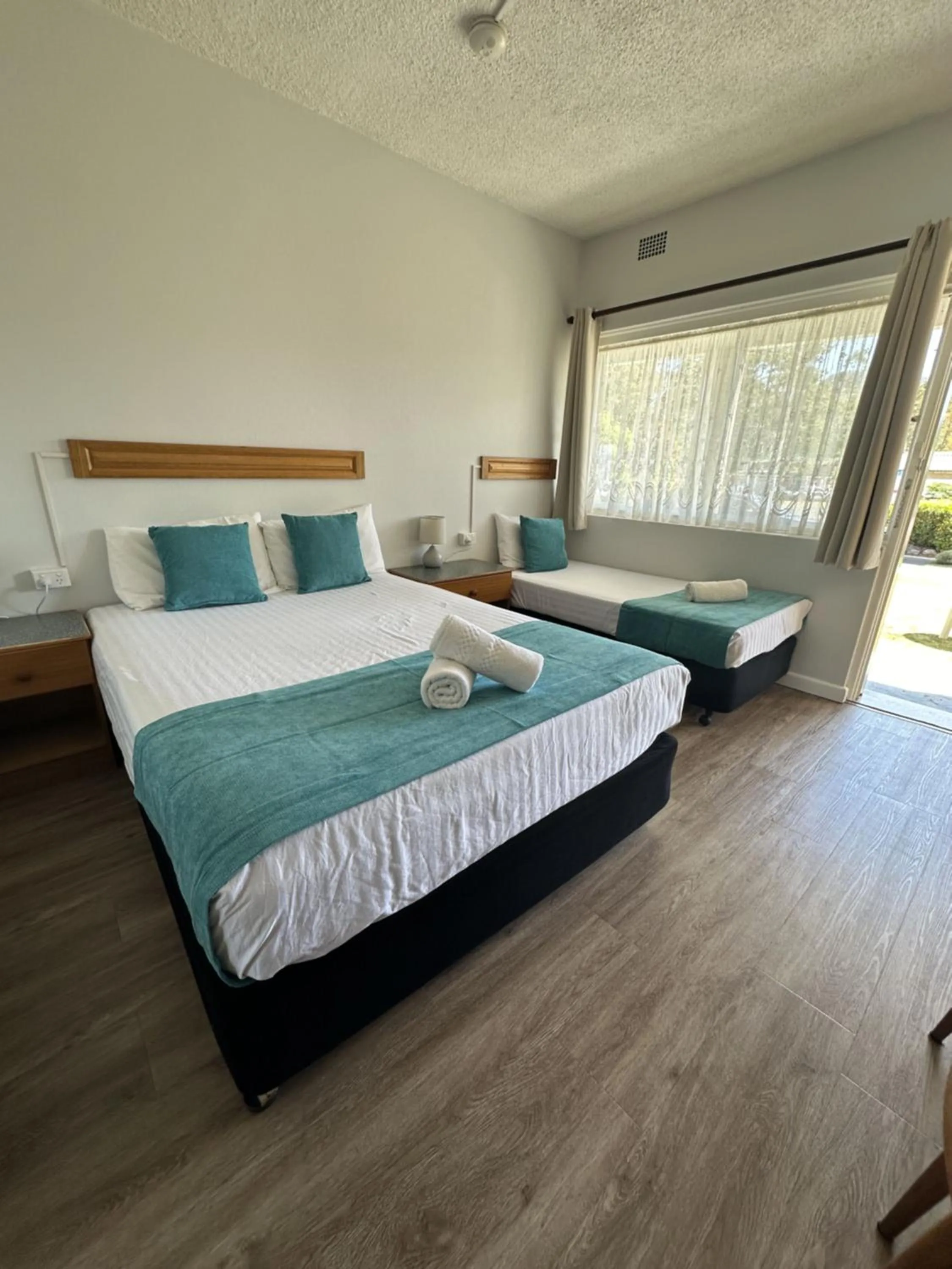 Bed in Bucketts Way Motel Gloucester