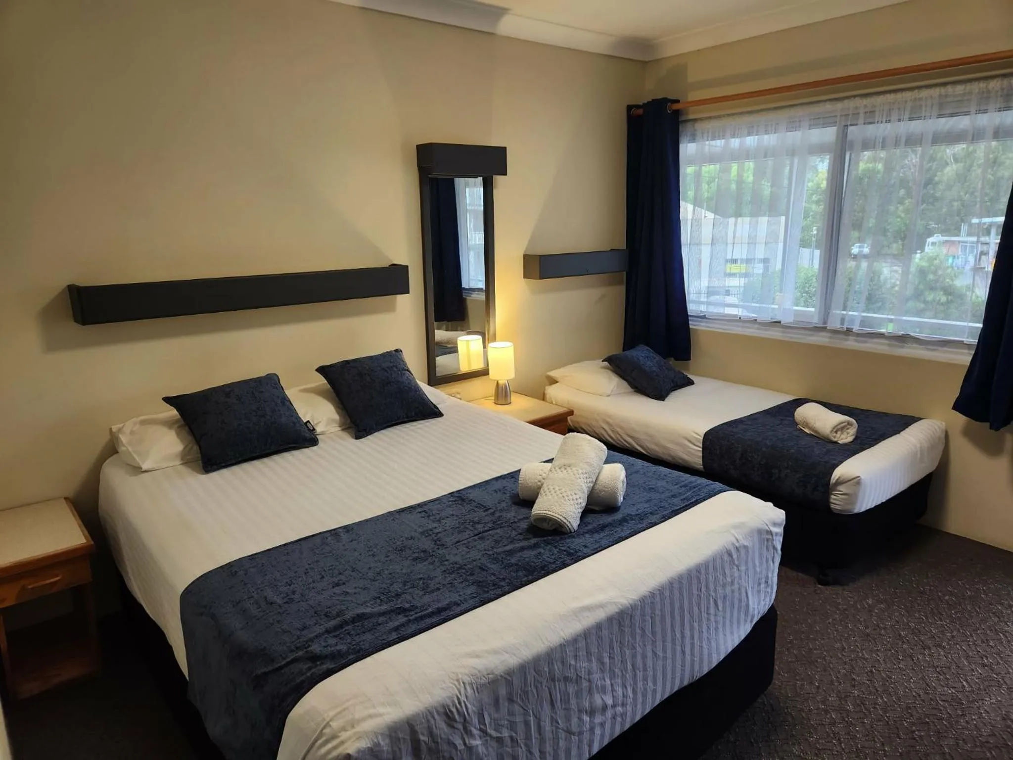 Bed in Bucketts Way Motel Gloucester