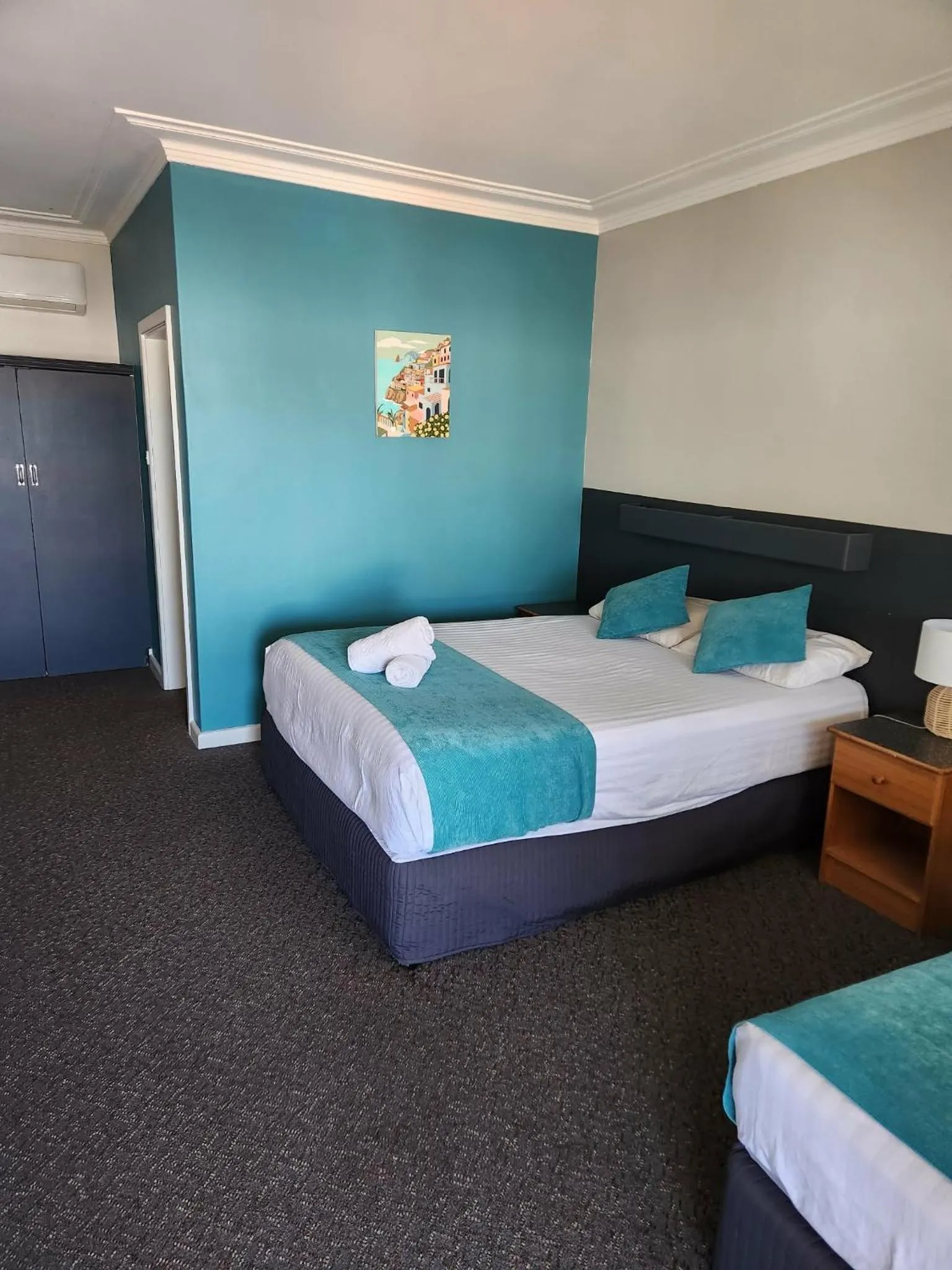 Bed in Bucketts Way Motel Gloucester