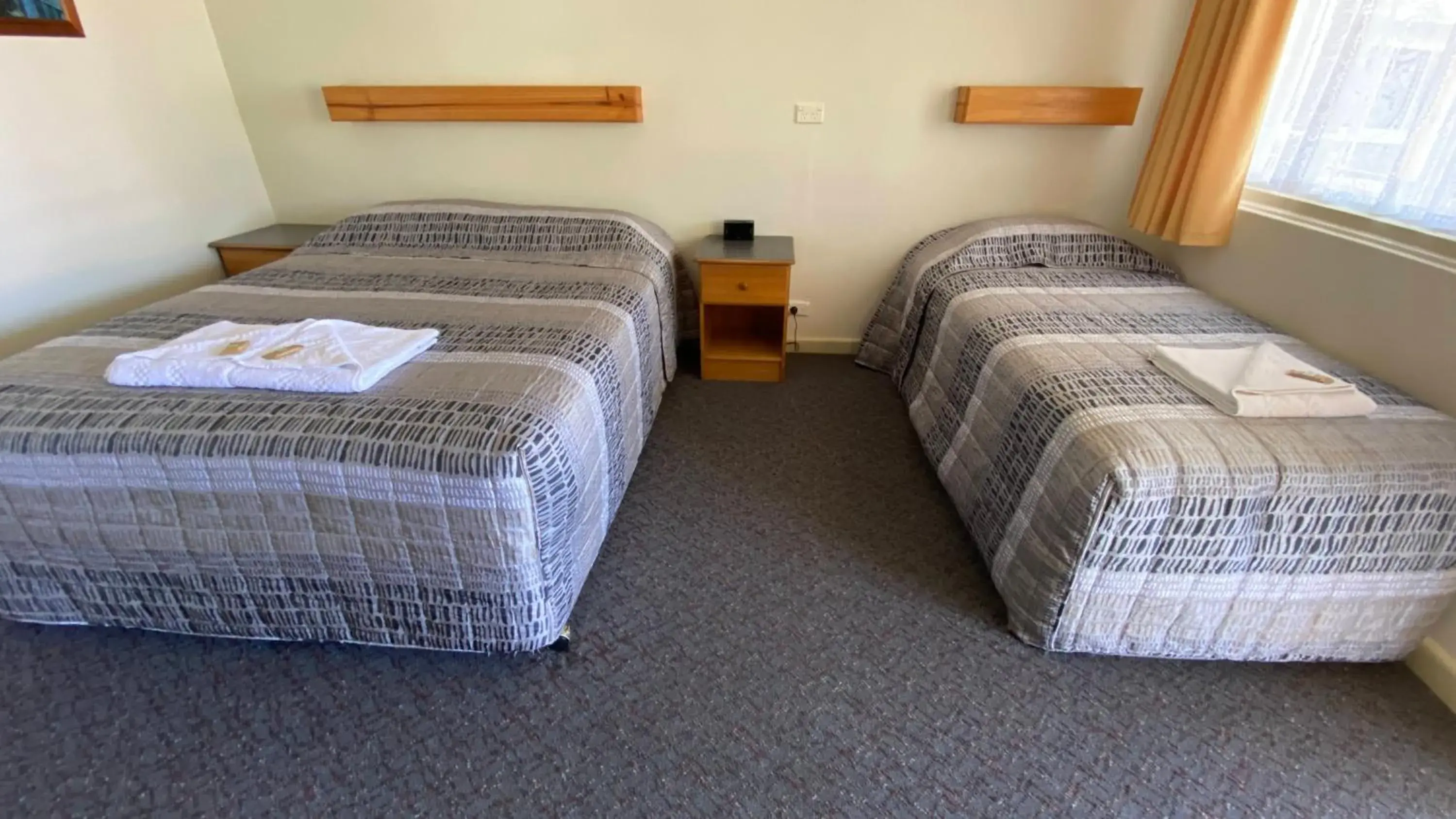 Queen Room with Pool View in Bucketts Way Motel Gloucester Queen Room with Pool View in Bucketts Way Motel Gloucester