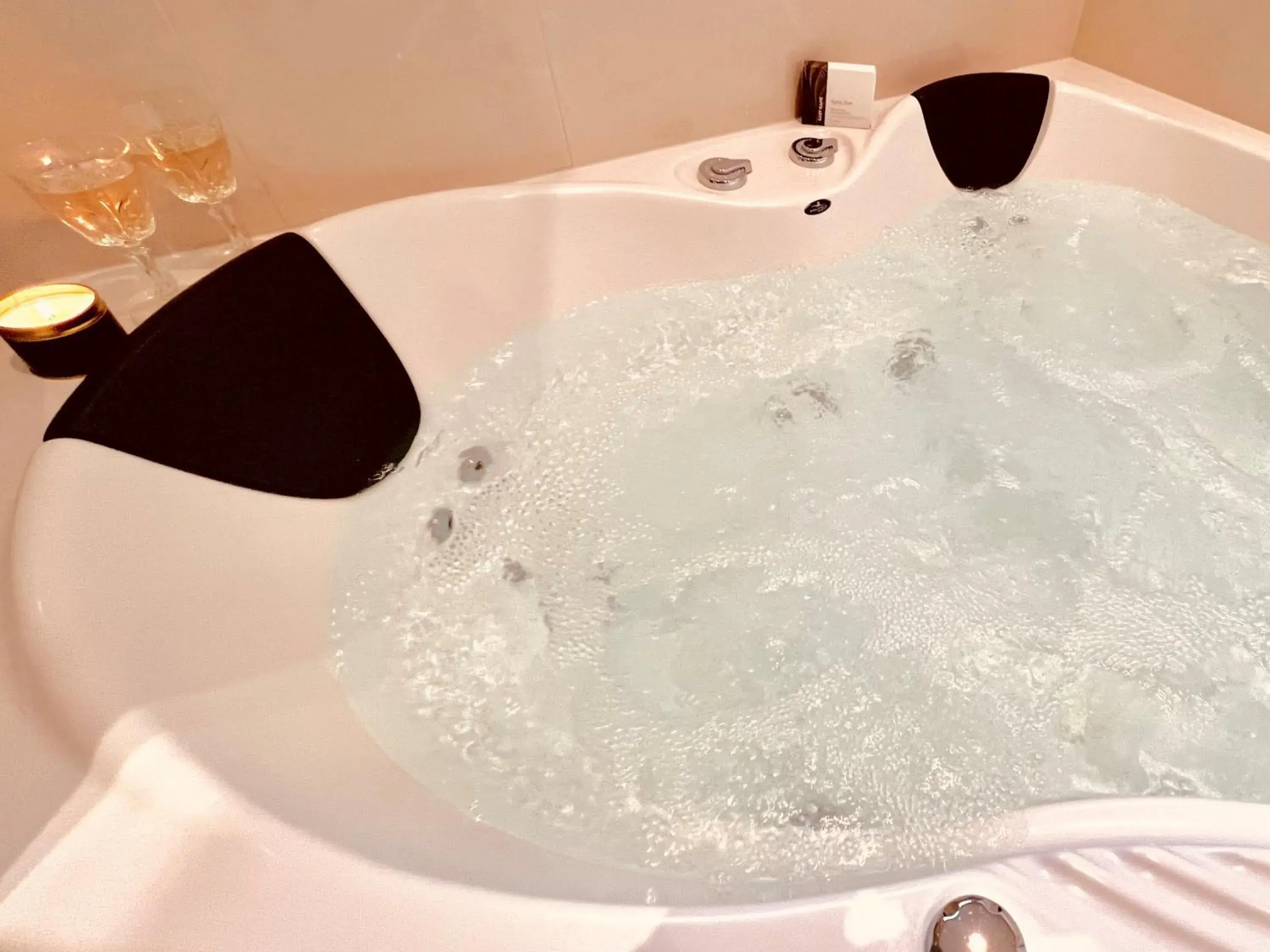 Deluxe Suite with Spa Bath in 37 The Landing Motel Deluxe Suite with Spa Bath in 37 The Landing Motel