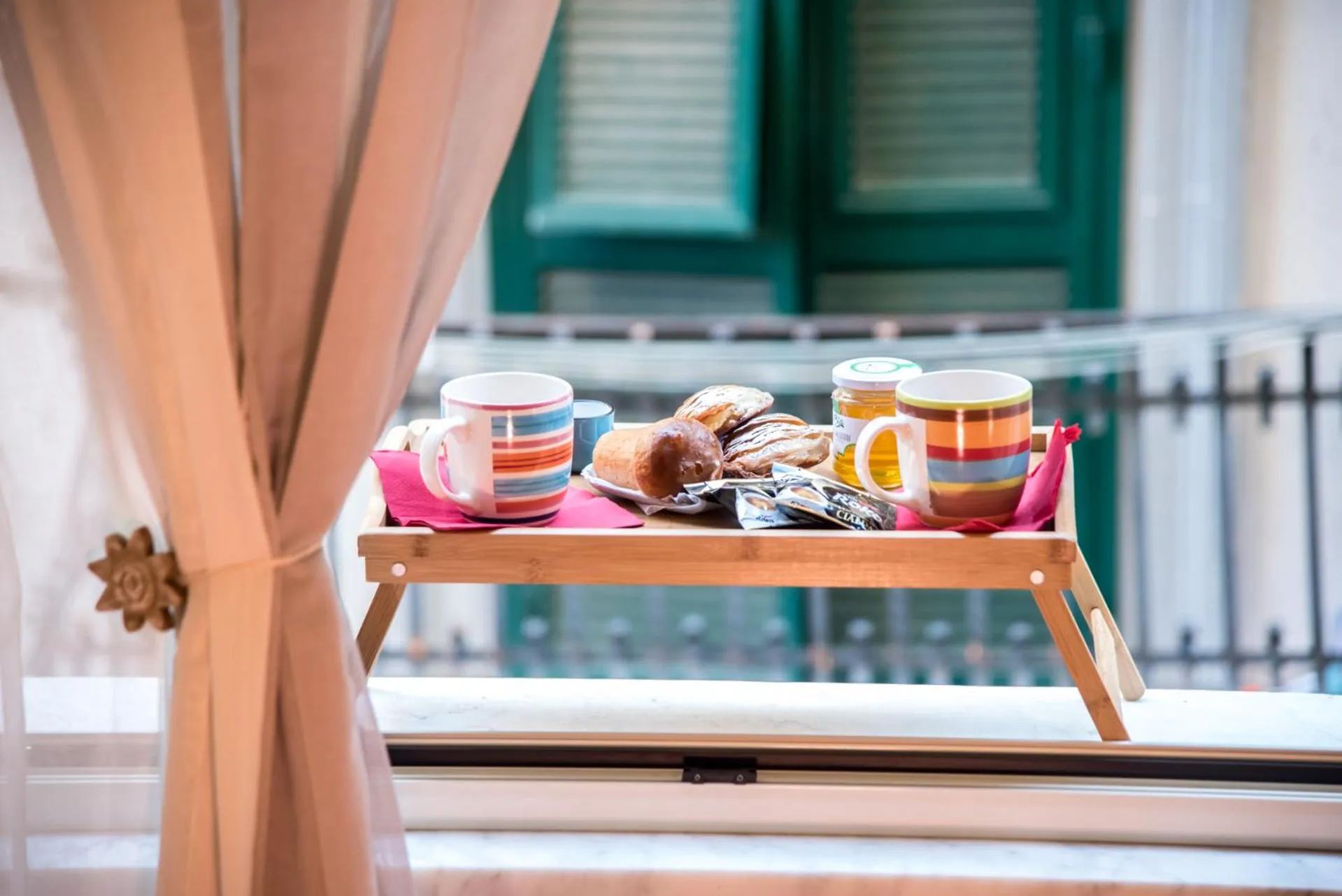 Food and drinks in Guest Art Napoli