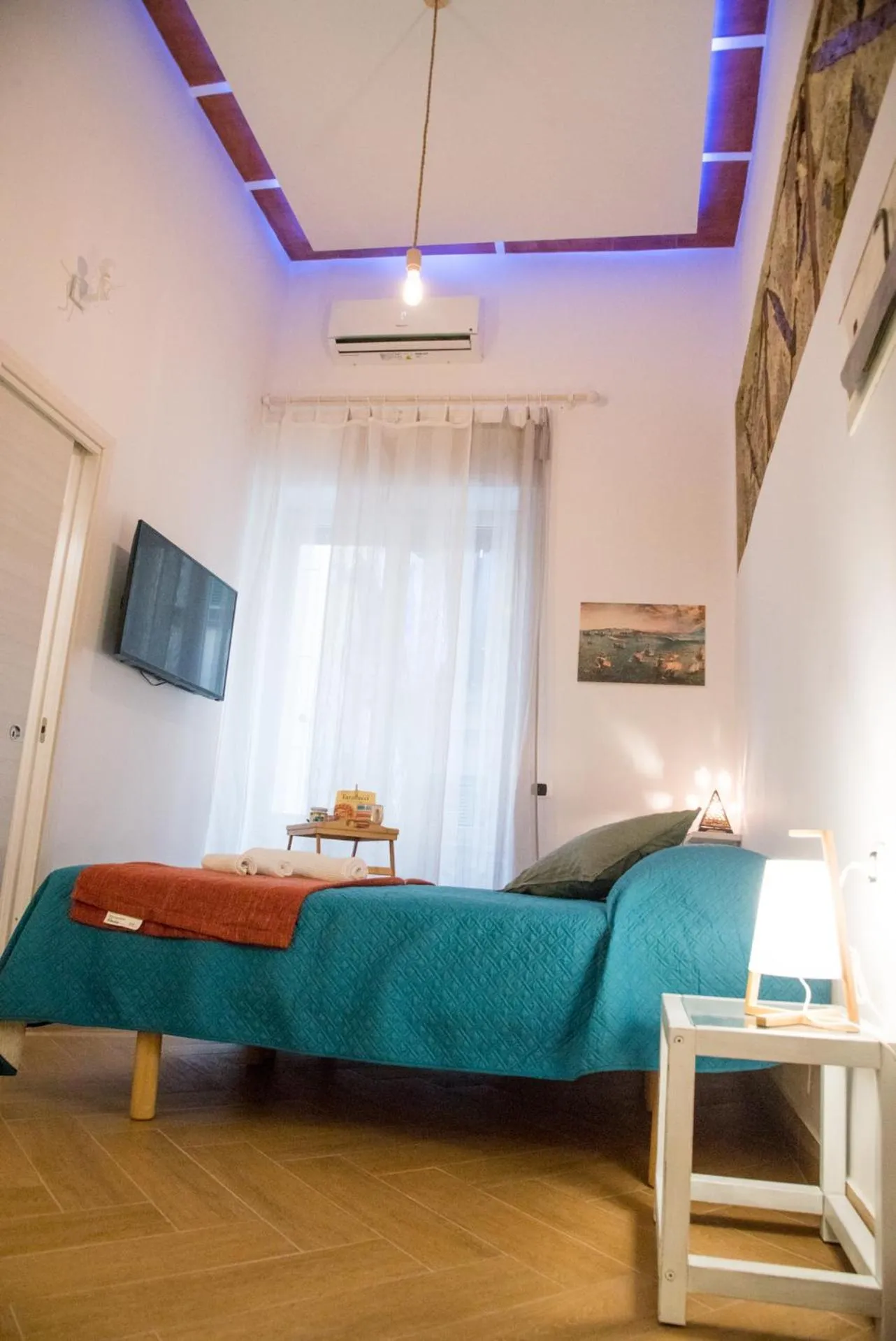 Photo of the whole room, Bed in Guest Art Napoli