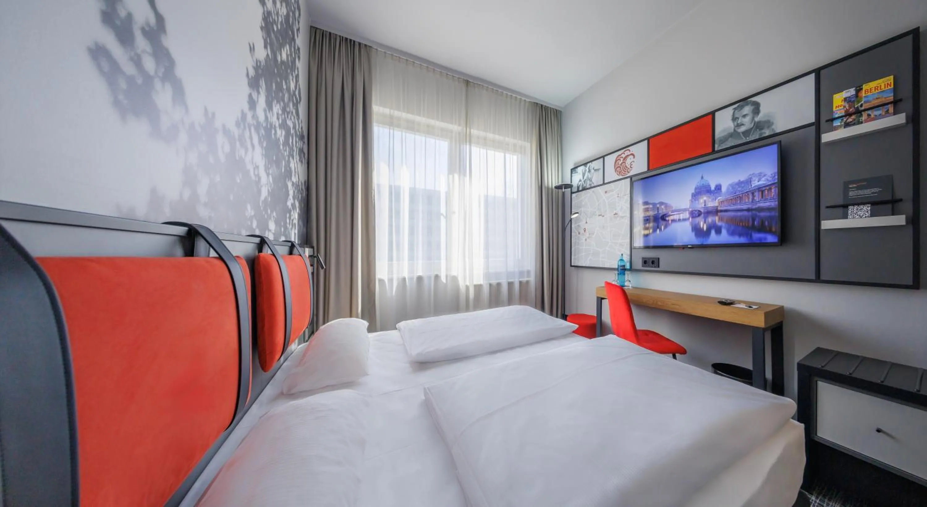 Bedroom, Bed in Hotel Lützow