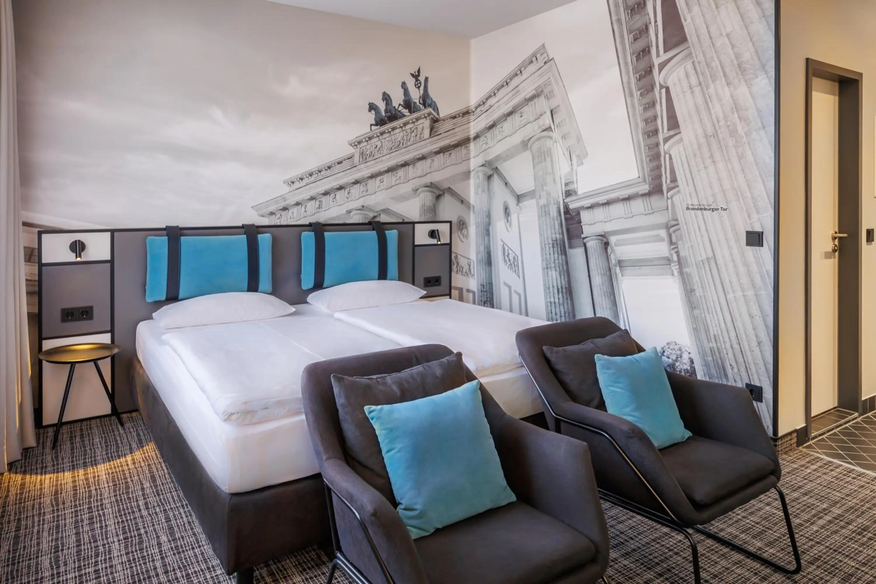 Photo of the whole room, Bed in Hotel Lützow