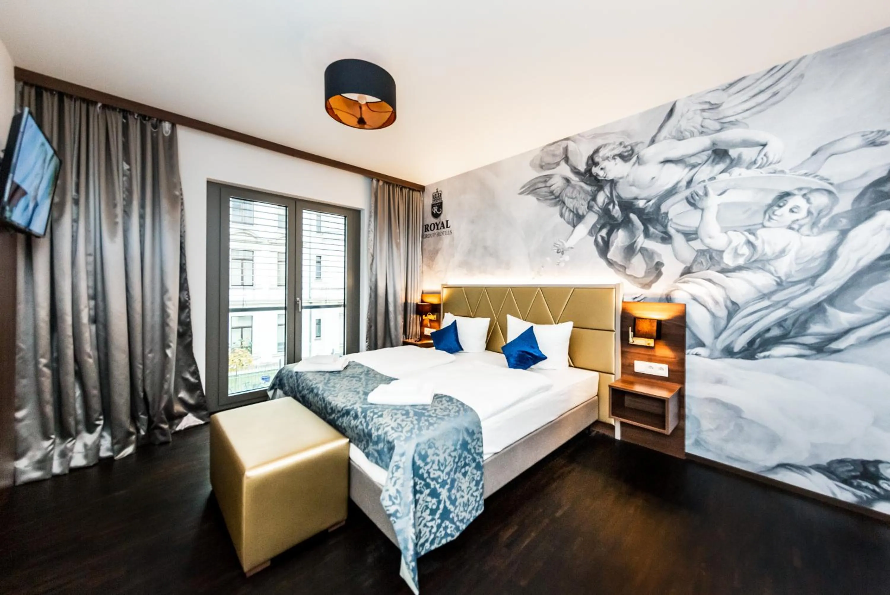 Photo of the whole room, Bed in Best Western Plus Royal Suites