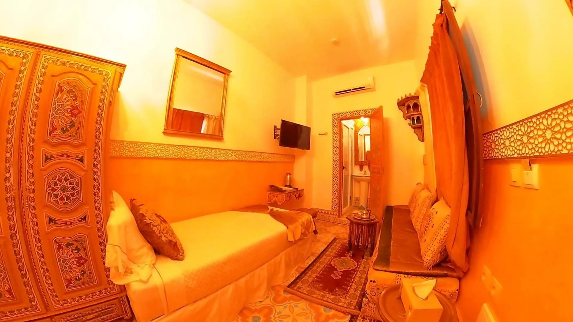 Bed in Riad Las Mil y una Noches 1 Tetuan