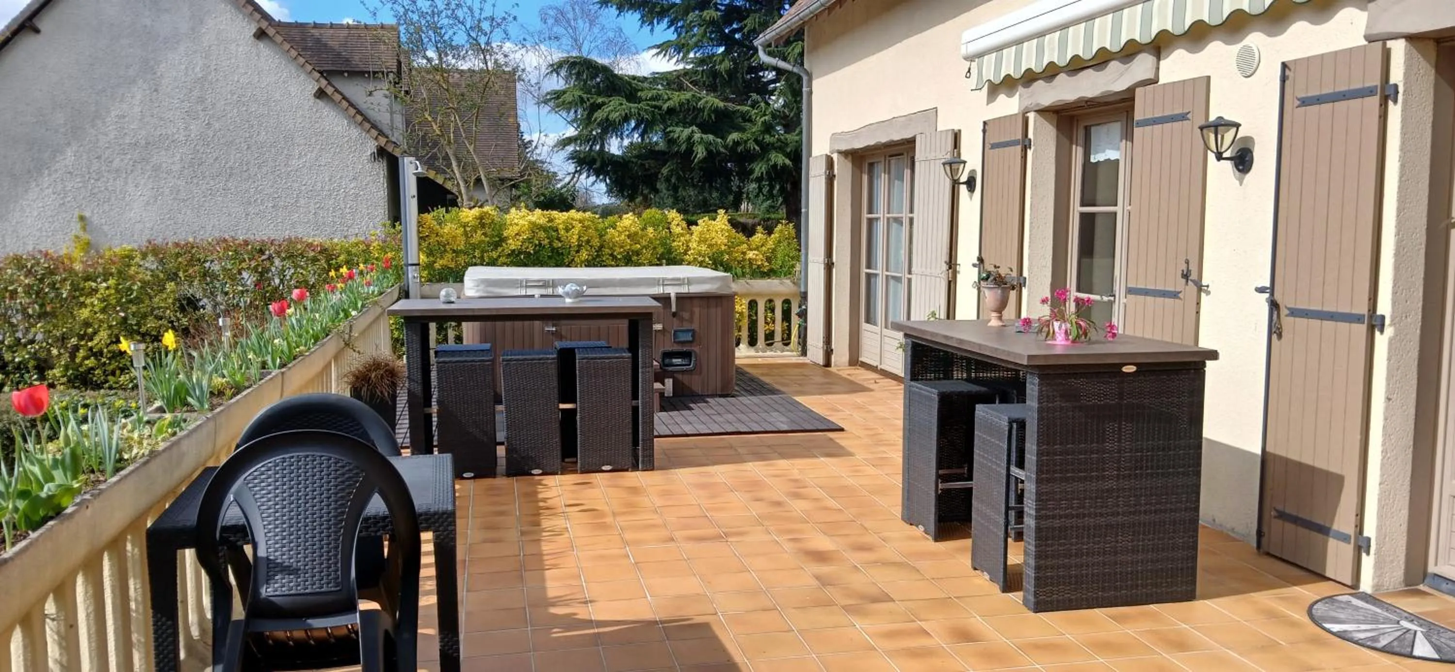 Patio in Couleurs du temps - pres Giverny