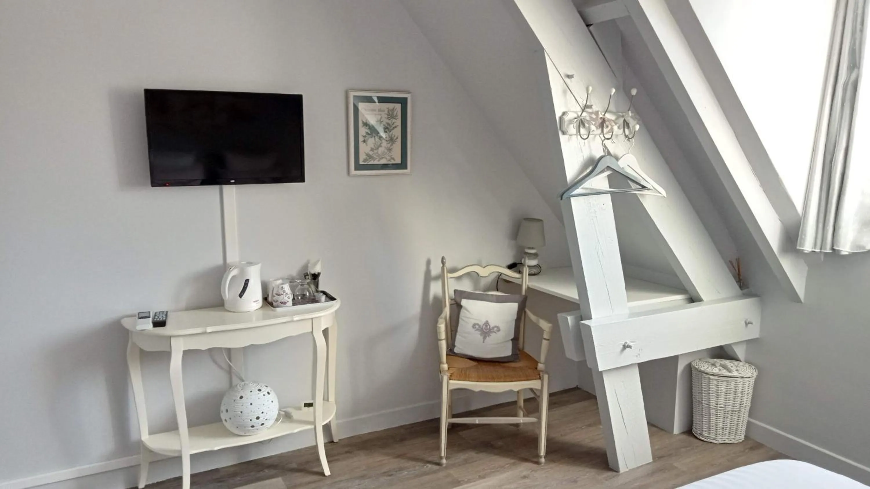 TV and multimedia in Couleurs du temps - pres Giverny