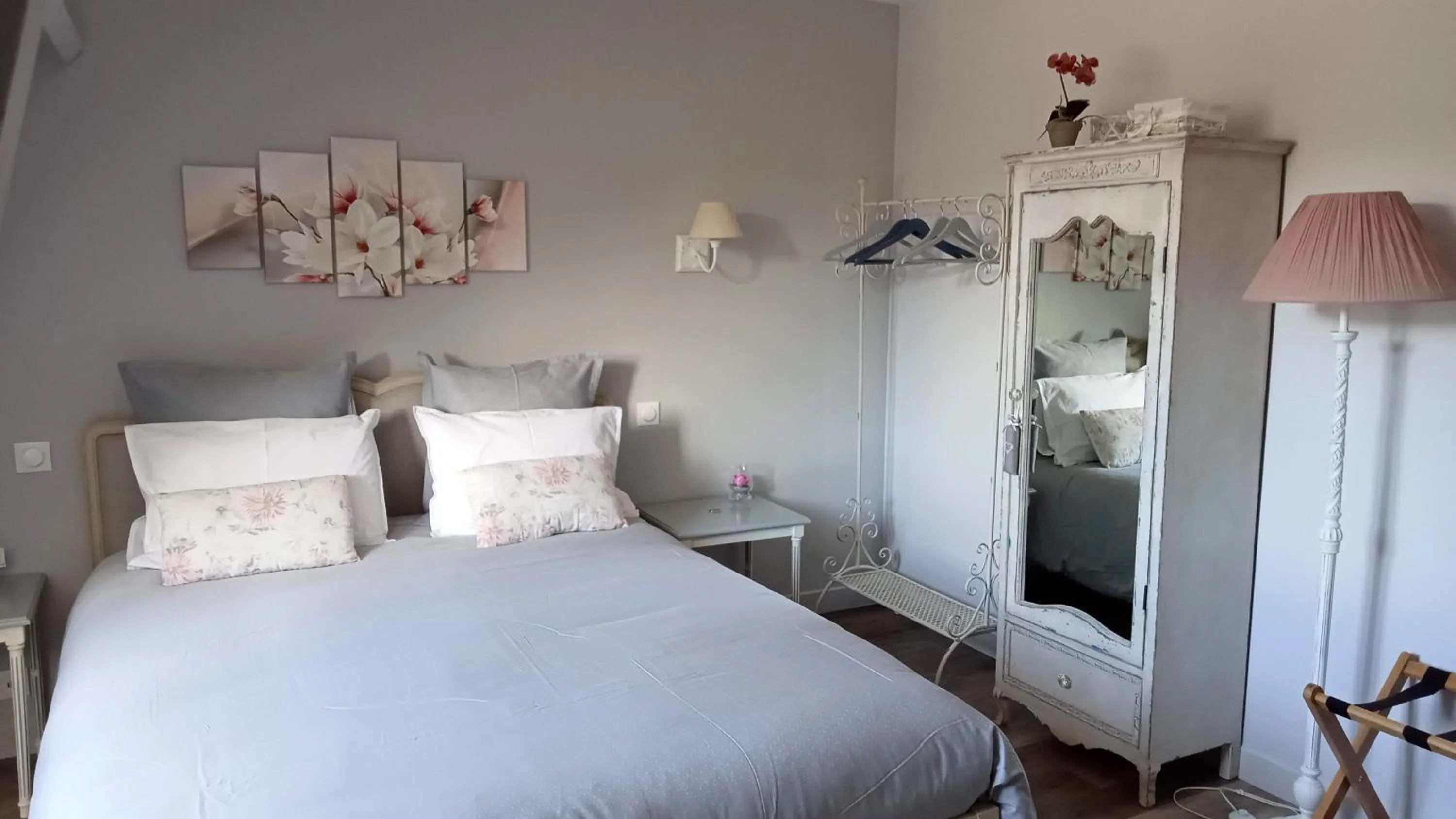 Bedroom in Couleurs du temps - pres Giverny