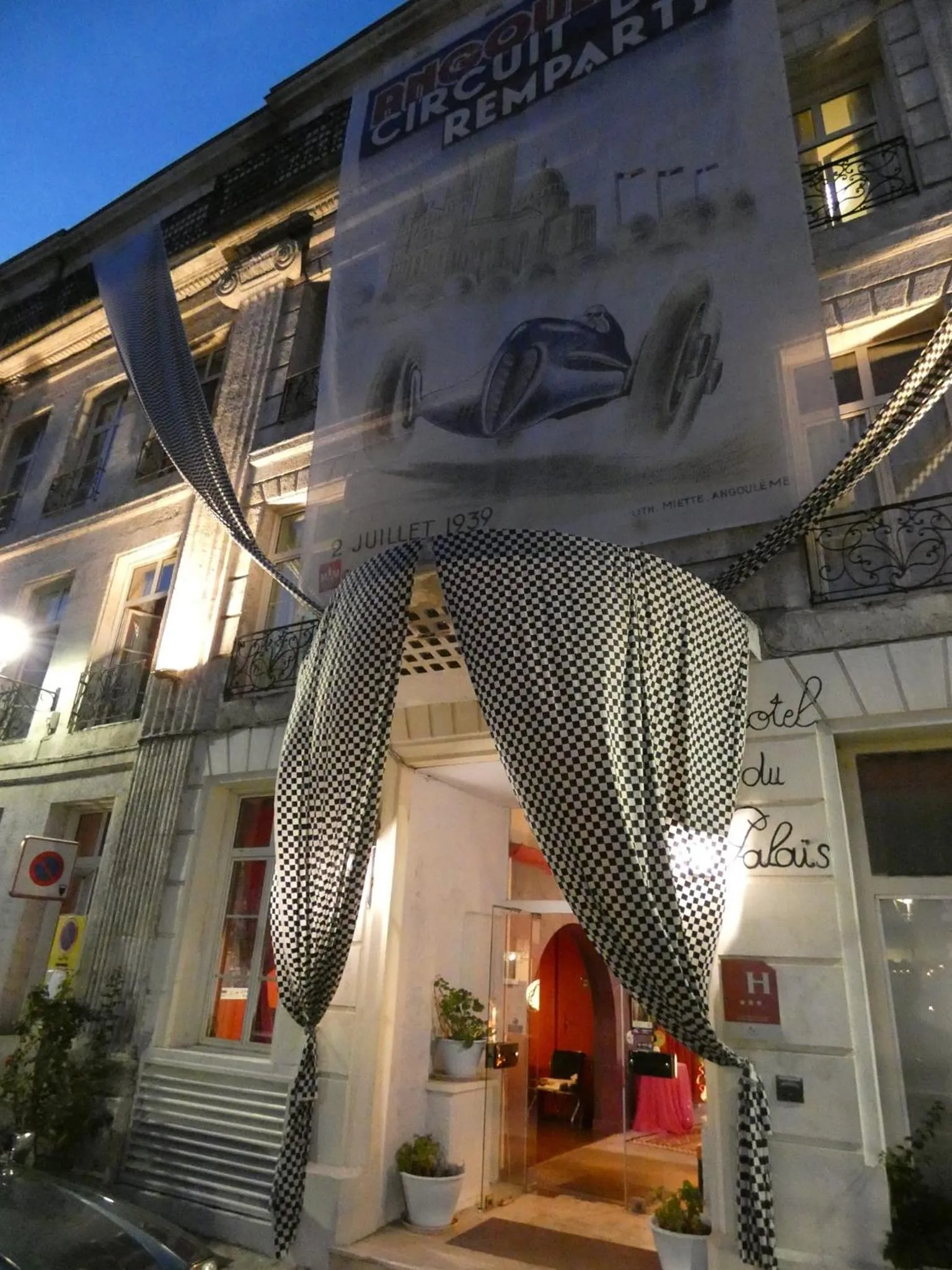 Property building in Hôtel du Palais