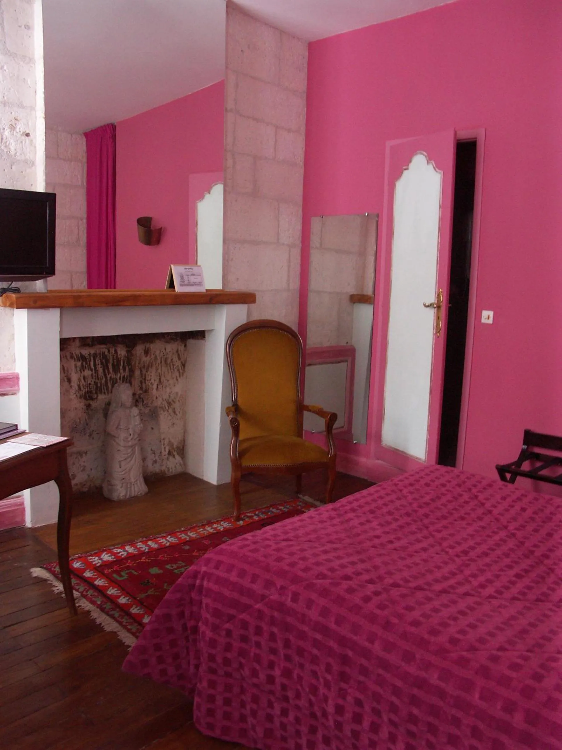 Photo of the whole room, Bed in Hôtel du Palais