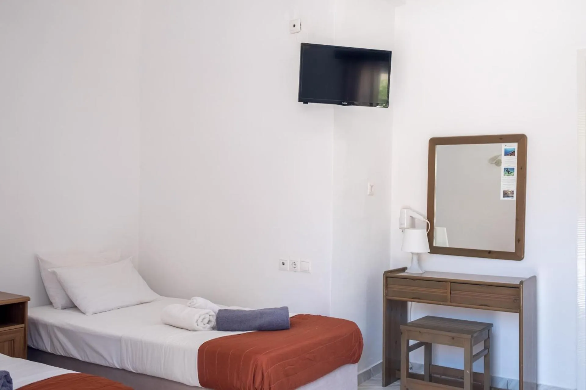 TV and multimedia in Paradise Apartments Studios