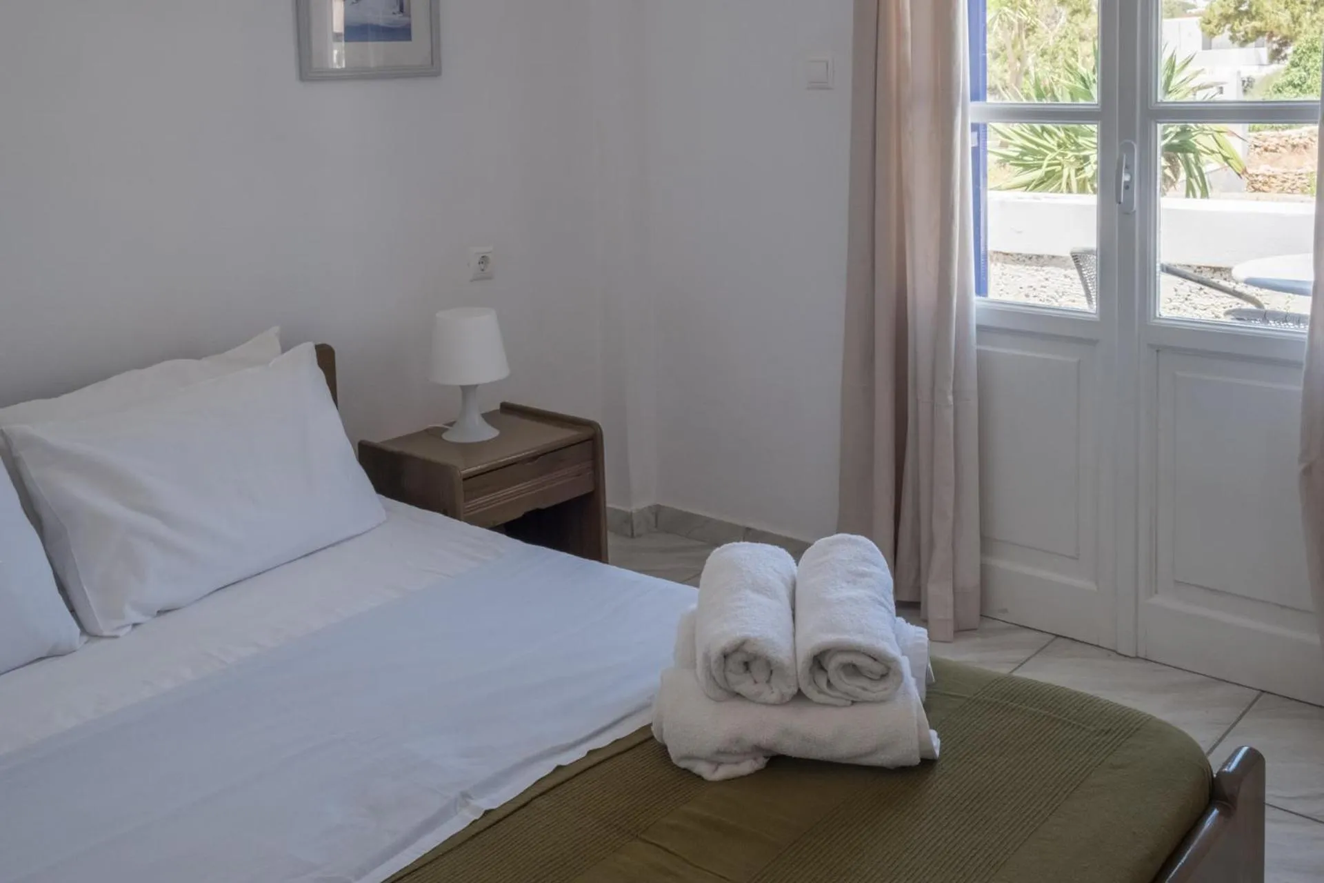 Bedroom, Bed in Paradise Apartments Studios