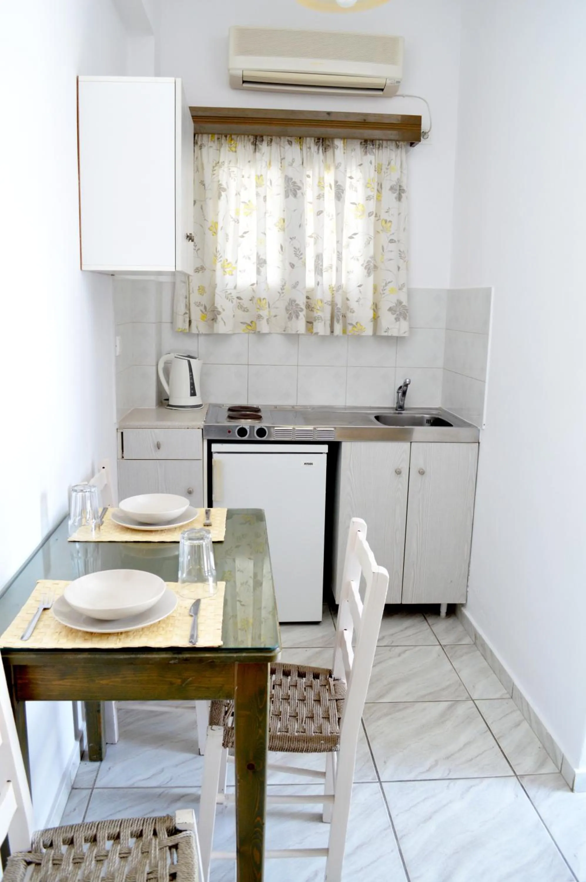Dining area in Paradise Apartments Studios