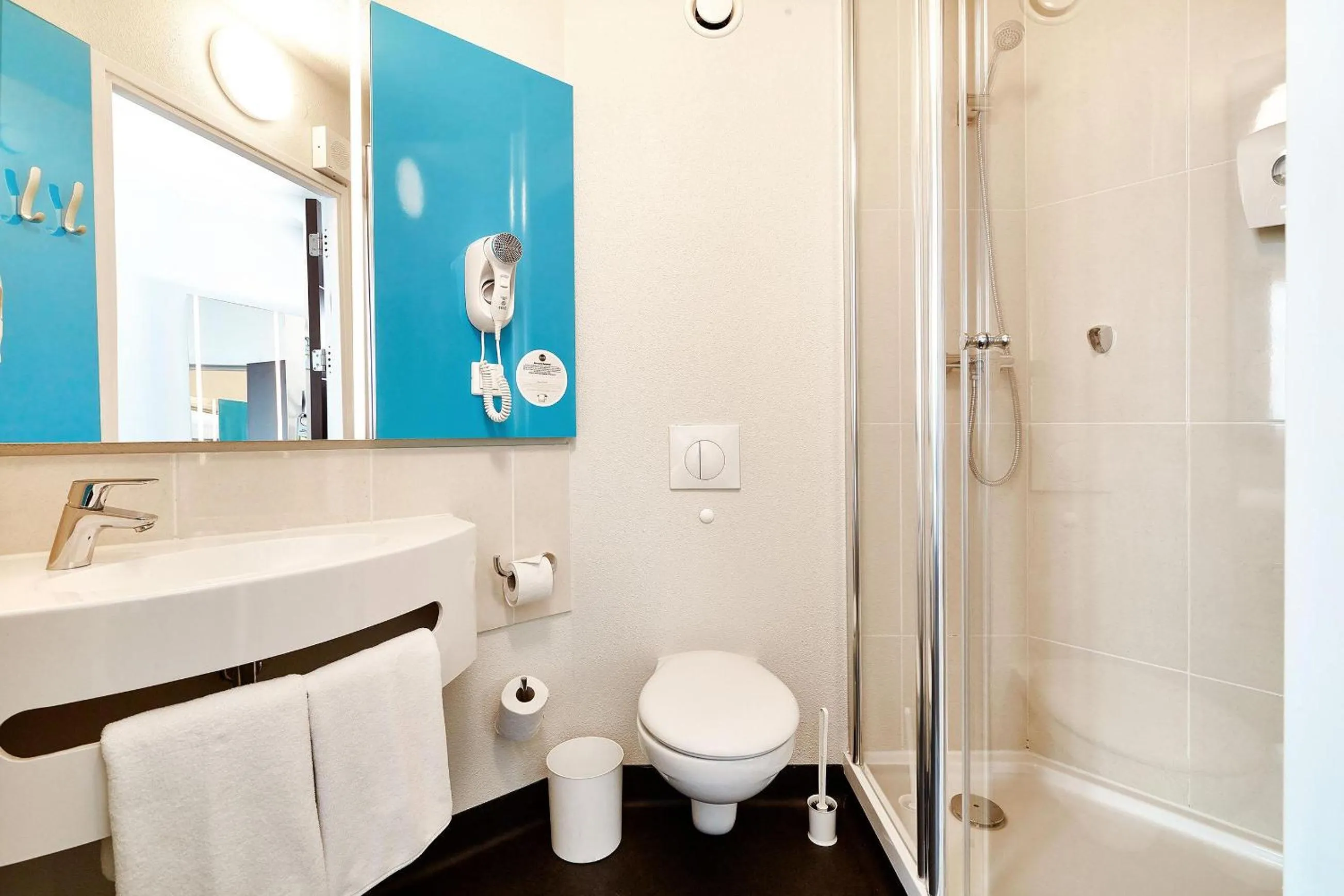 Bathroom in B&B Hotel Warszawa-Okęcie