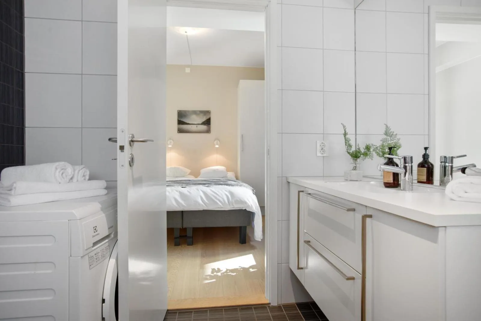 Bathroom, Bed in BJØRVIKA APARTMENTS, Opera Area, Oslo city center