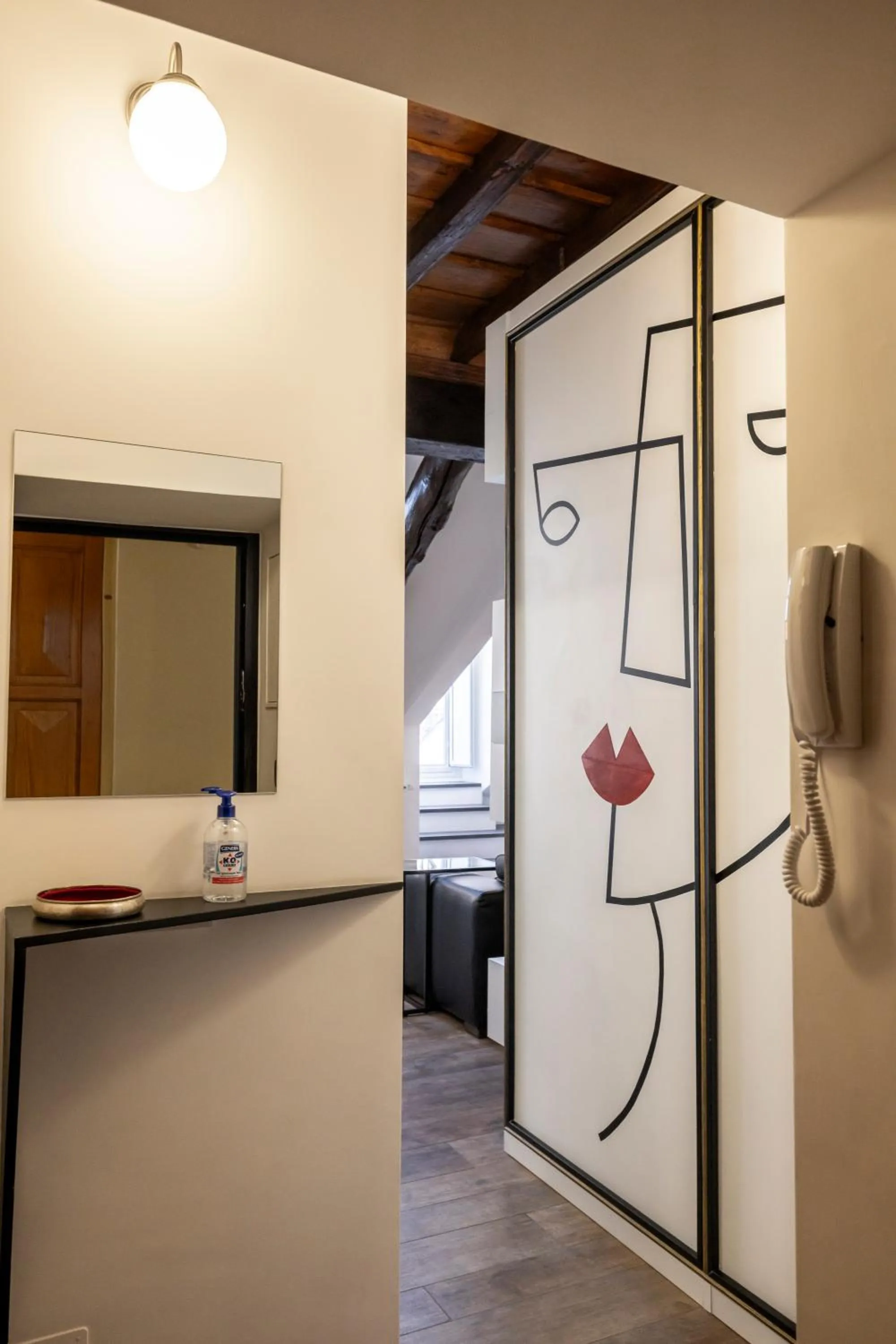 Decorative detail in Alloggio Fronte Egizio