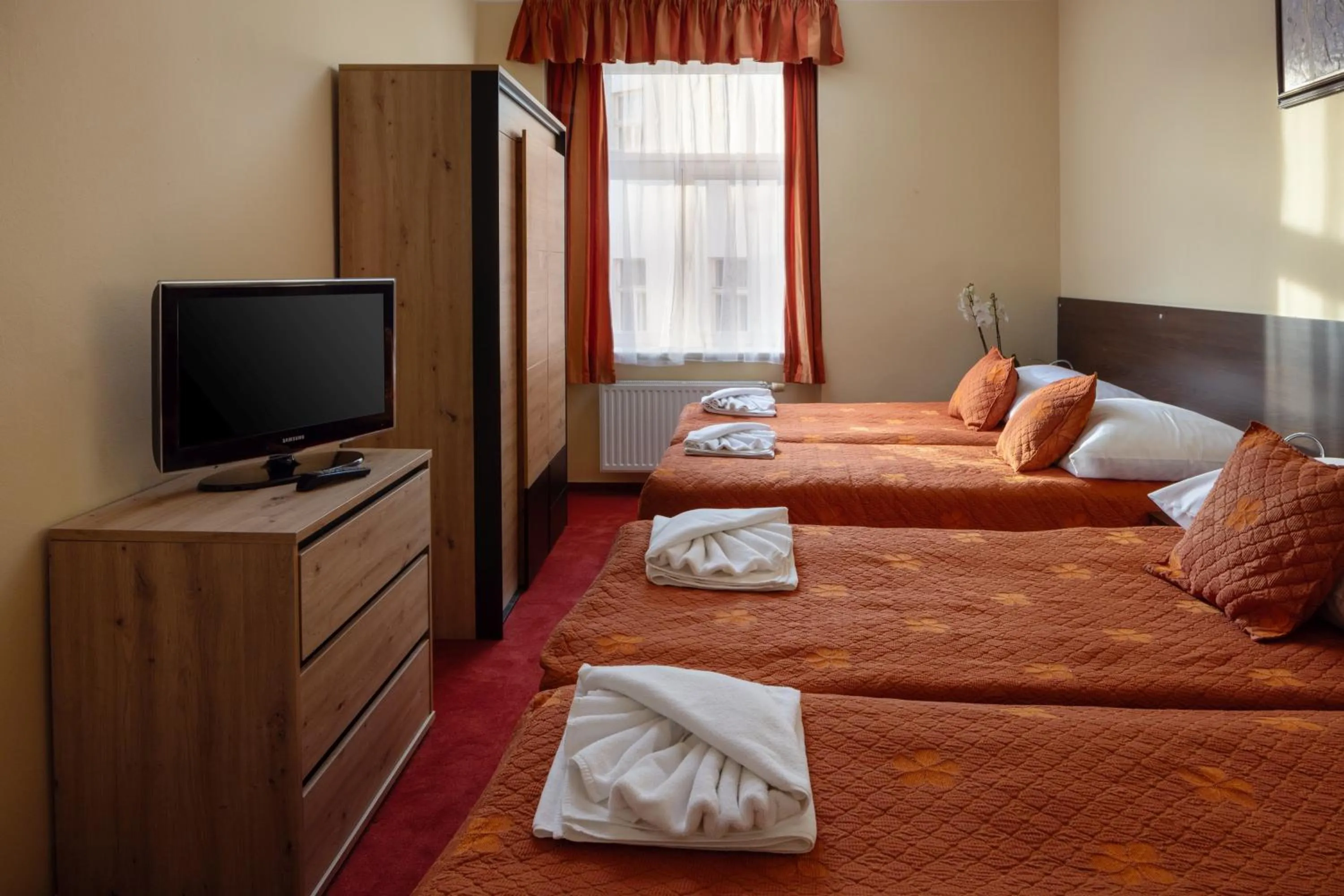 Bedroom, Bed in Anyday Apartments