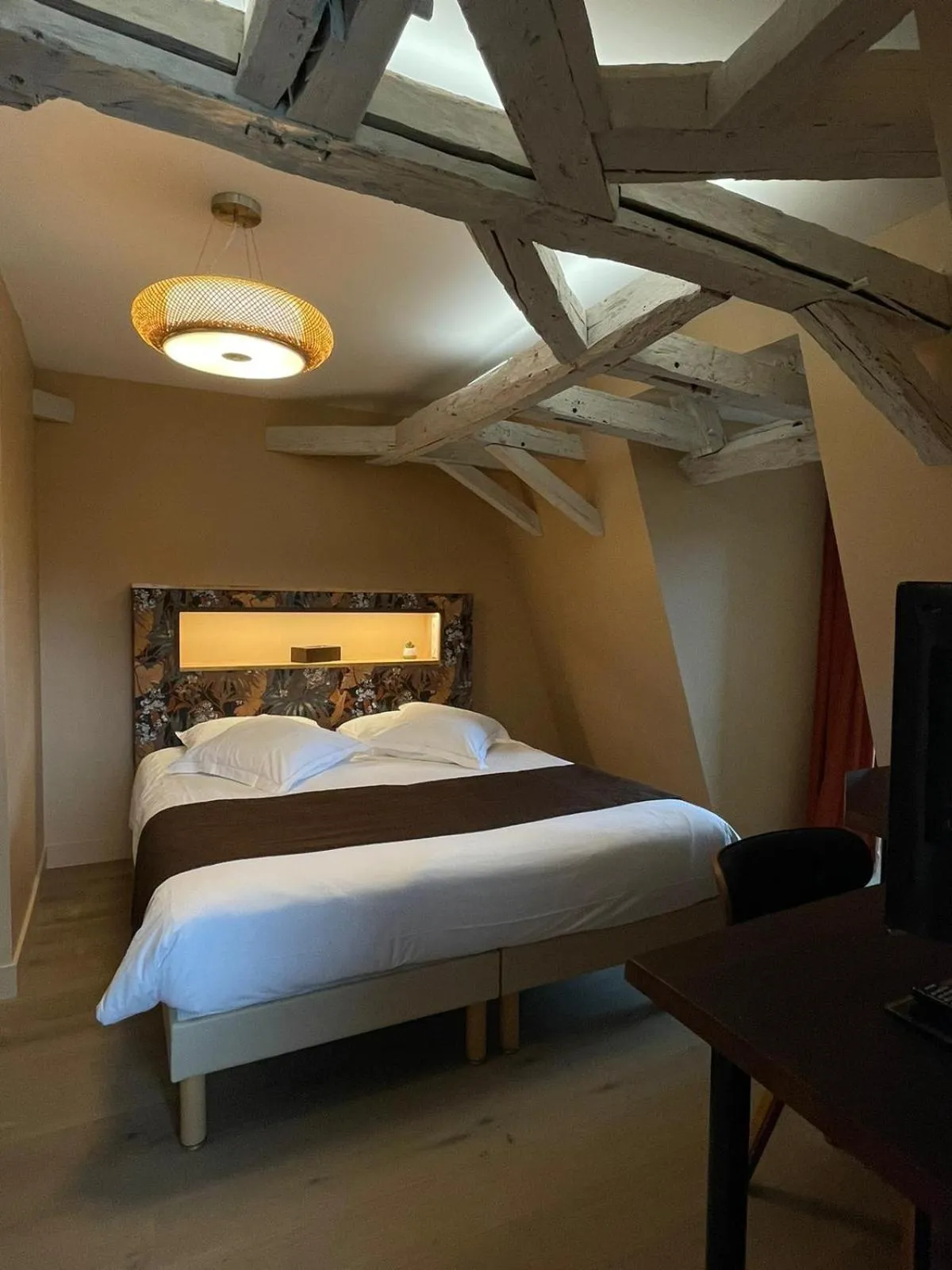 Bedroom, Bed in Hôtel & Restaurant - Le Manoir des Cèdres - piscine extérieure et climatisation