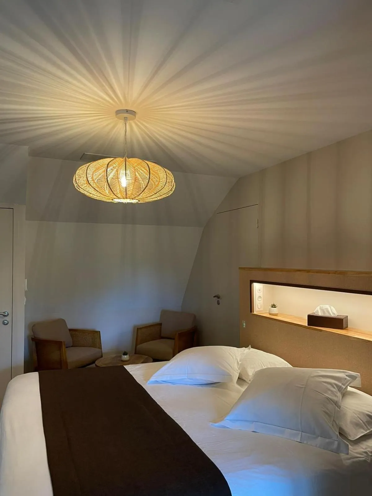 Bed in Hôtel & Restaurant - Le Manoir des Cèdres - piscine extérieure et climatisation