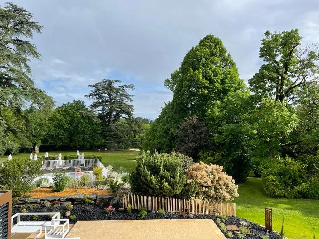 Hôtel & Restaurant - Le Manoir des Cèdres - piscine extérieure et climatisation