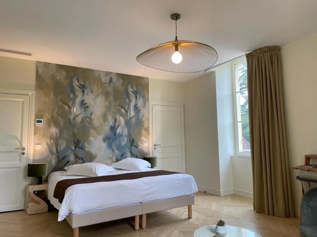 Bed in Hôtel & Restaurant - Le Manoir des Cèdres - piscine extérieure et climatisation