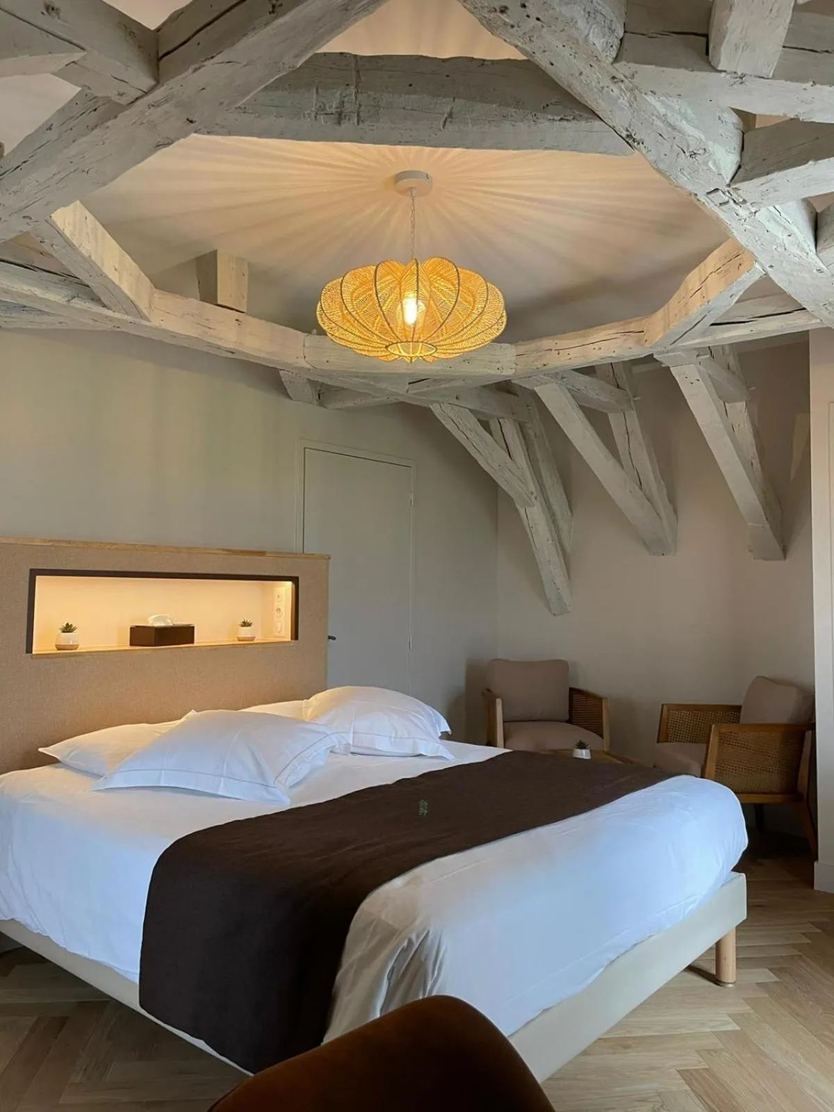 Bed in Hôtel & Restaurant - Le Manoir des Cèdres - piscine extérieure et climatisation