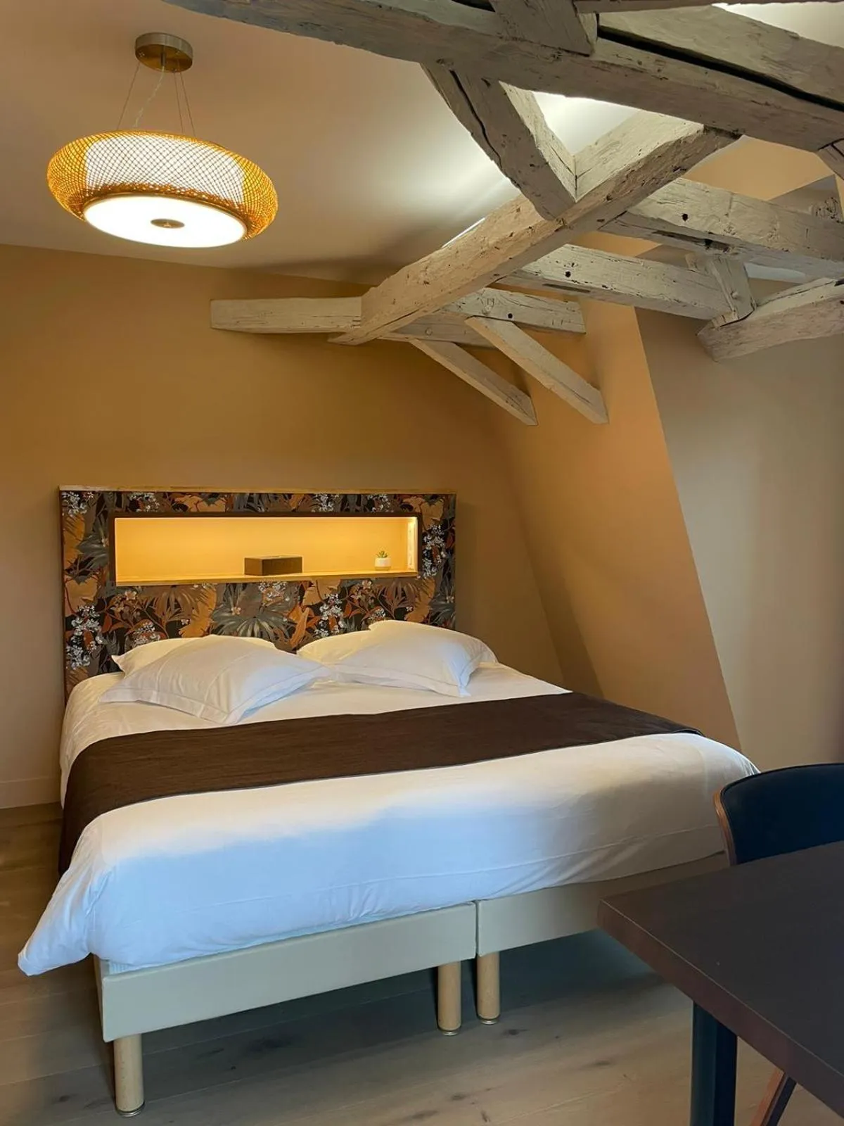 Bed in Hôtel & Restaurant - Le Manoir des Cèdres - piscine extérieure et climatisation