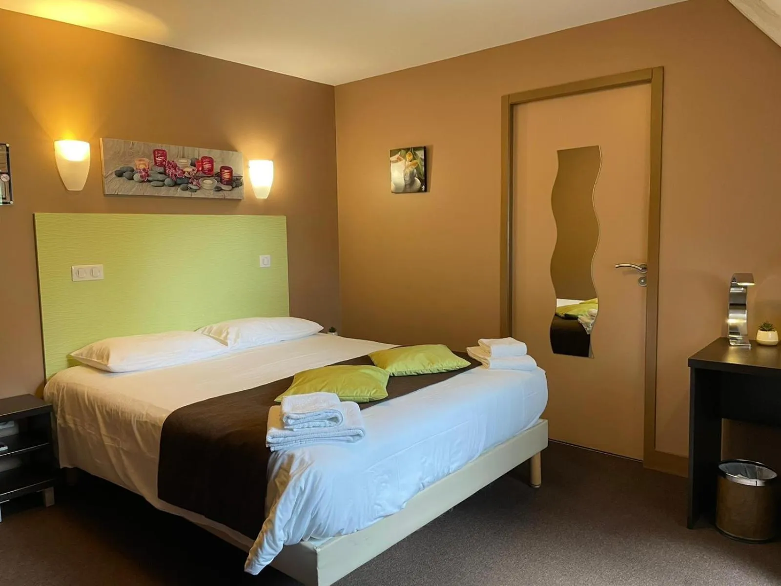 Bed in Hôtel & Restaurant - Le Manoir des Cèdres - piscine extérieure et climatisation