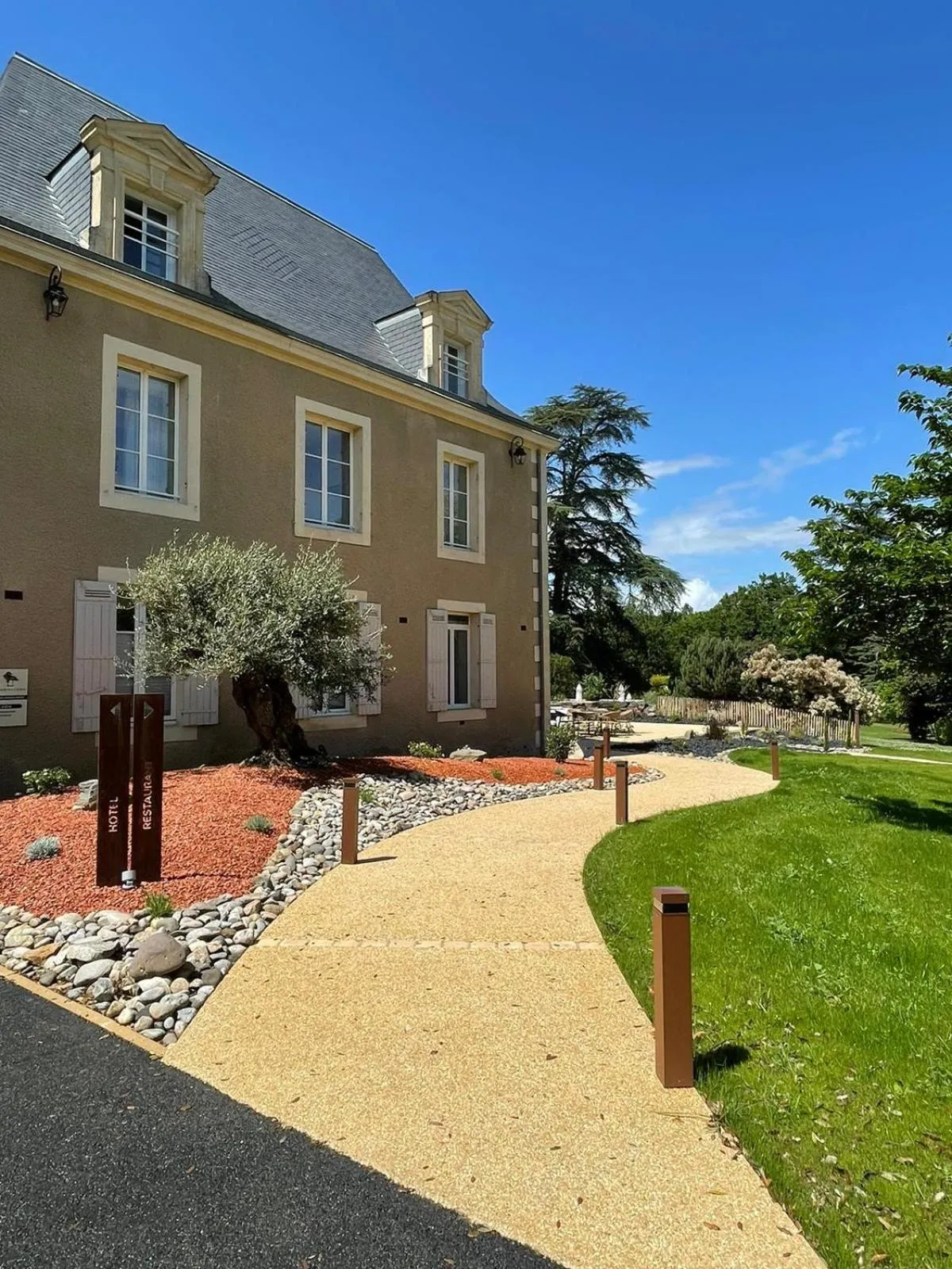 Property building in Hôtel & Restaurant - Le Manoir des Cèdres - piscine extérieure et climatisation