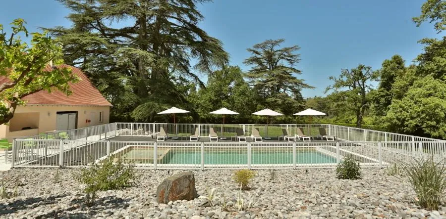 Swimming pool in Hôtel & Restaurant - Le Manoir des Cèdres - piscine extérieure et climatisation