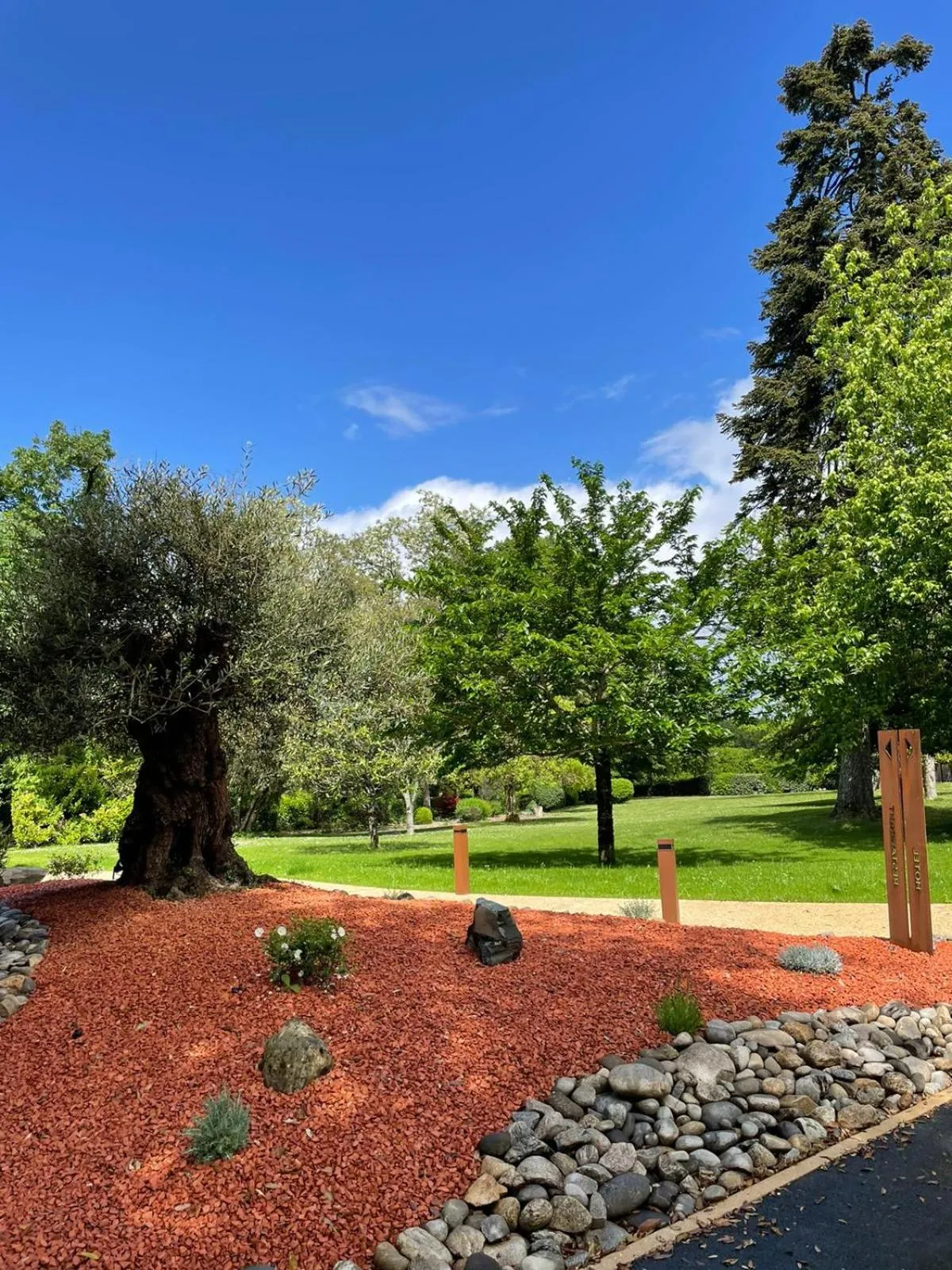 Garden in Hôtel & Restaurant - Le Manoir des Cèdres - piscine extérieure et climatisation