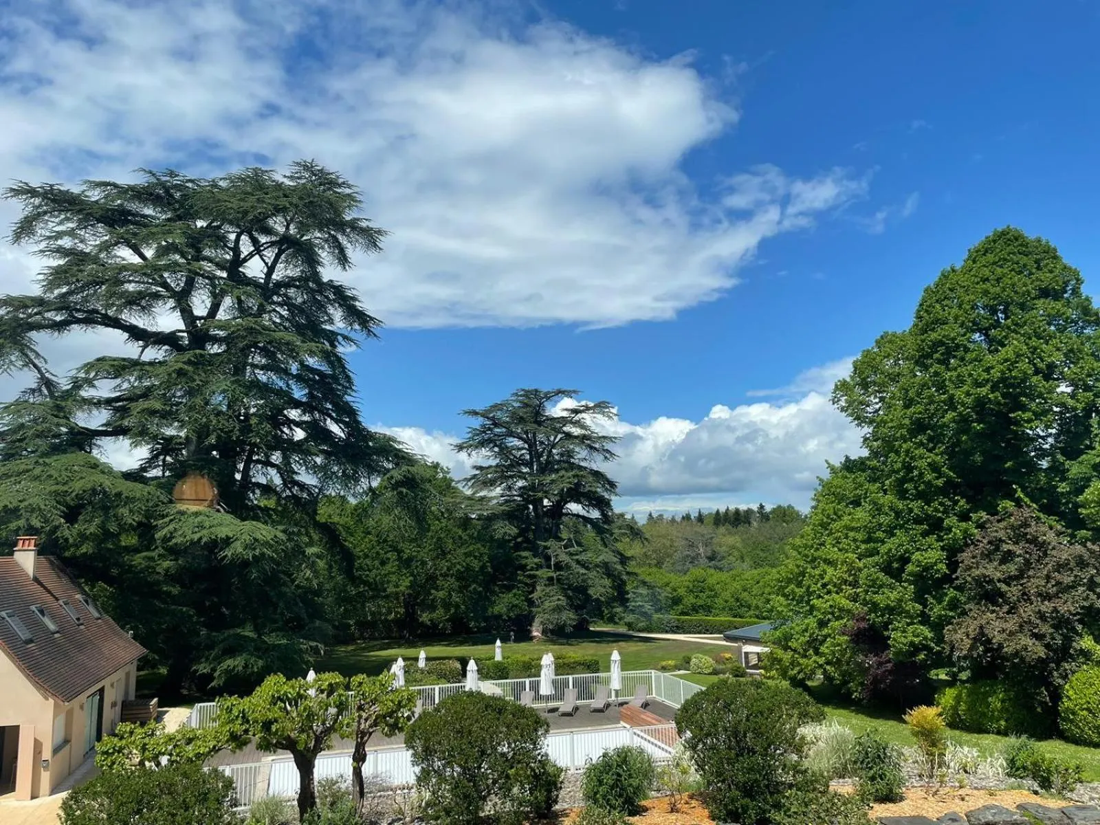 Hôtel & Restaurant - Le Manoir des Cèdres - piscine extérieure et climatisation