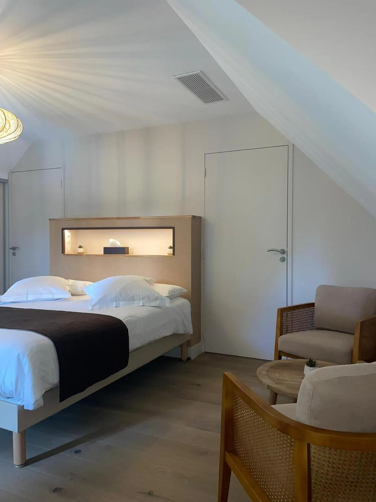 Bed in Hôtel & Restaurant - Le Manoir des Cèdres - piscine extérieure et climatisation