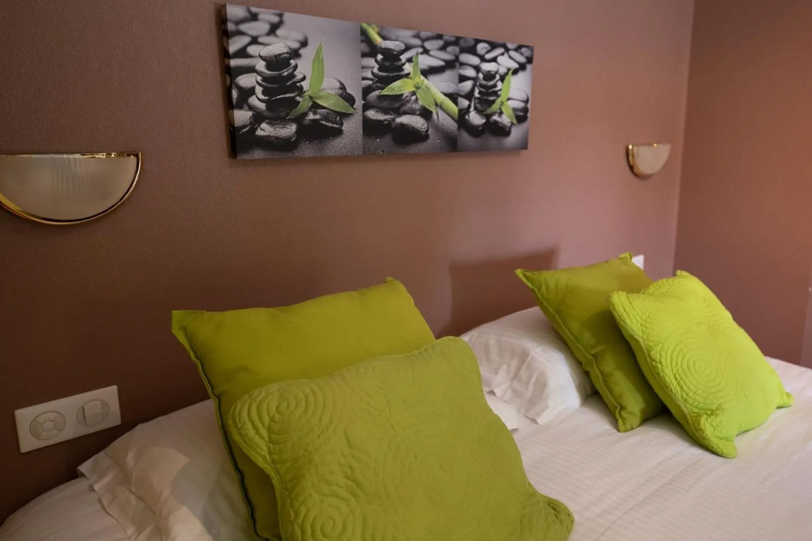 Bed in Logis Hotel Restaurant L'Escapade