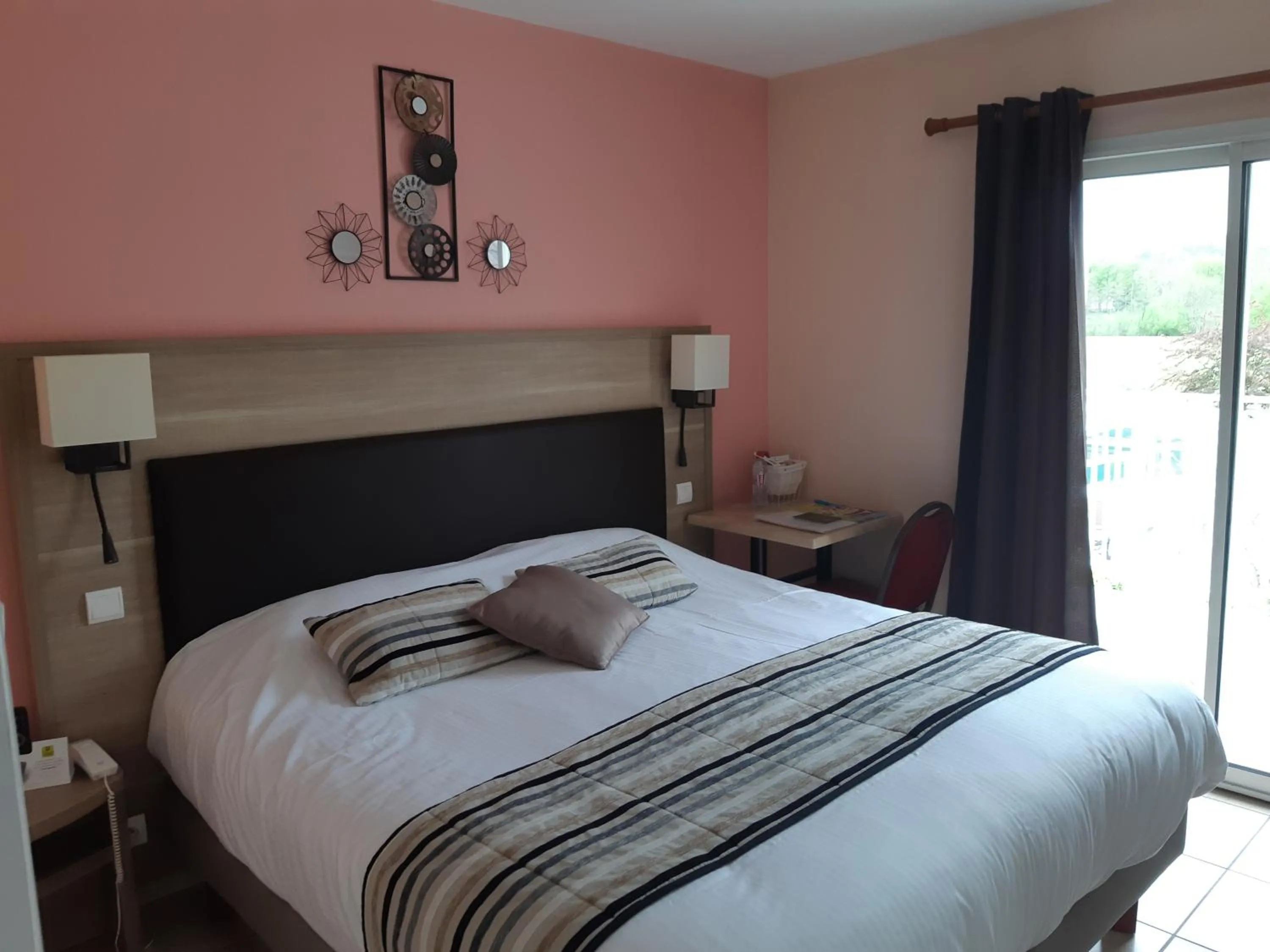 Bed in Logis Hotel Restaurant L'Escapade