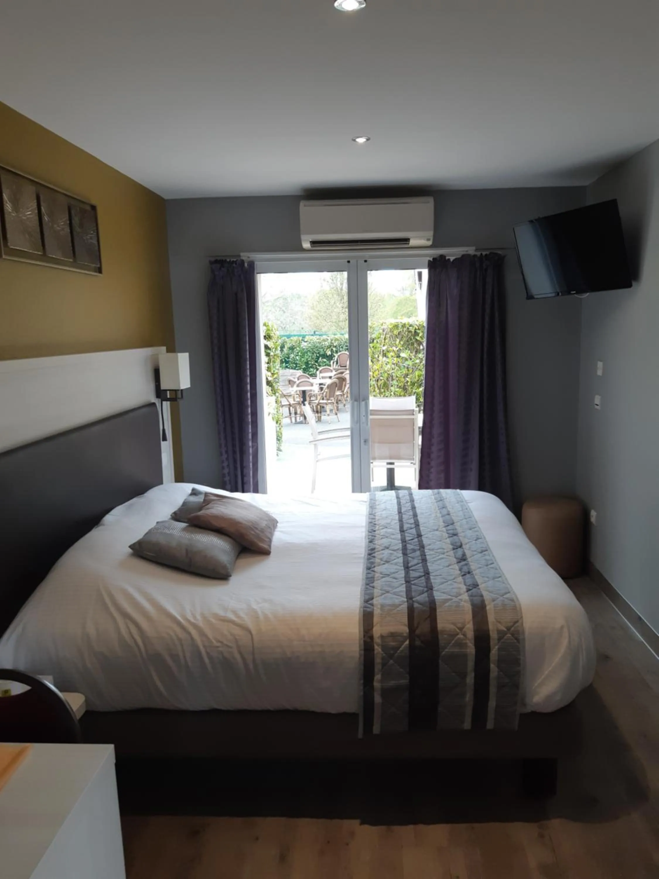 Bed in Logis Hotel Restaurant L'Escapade