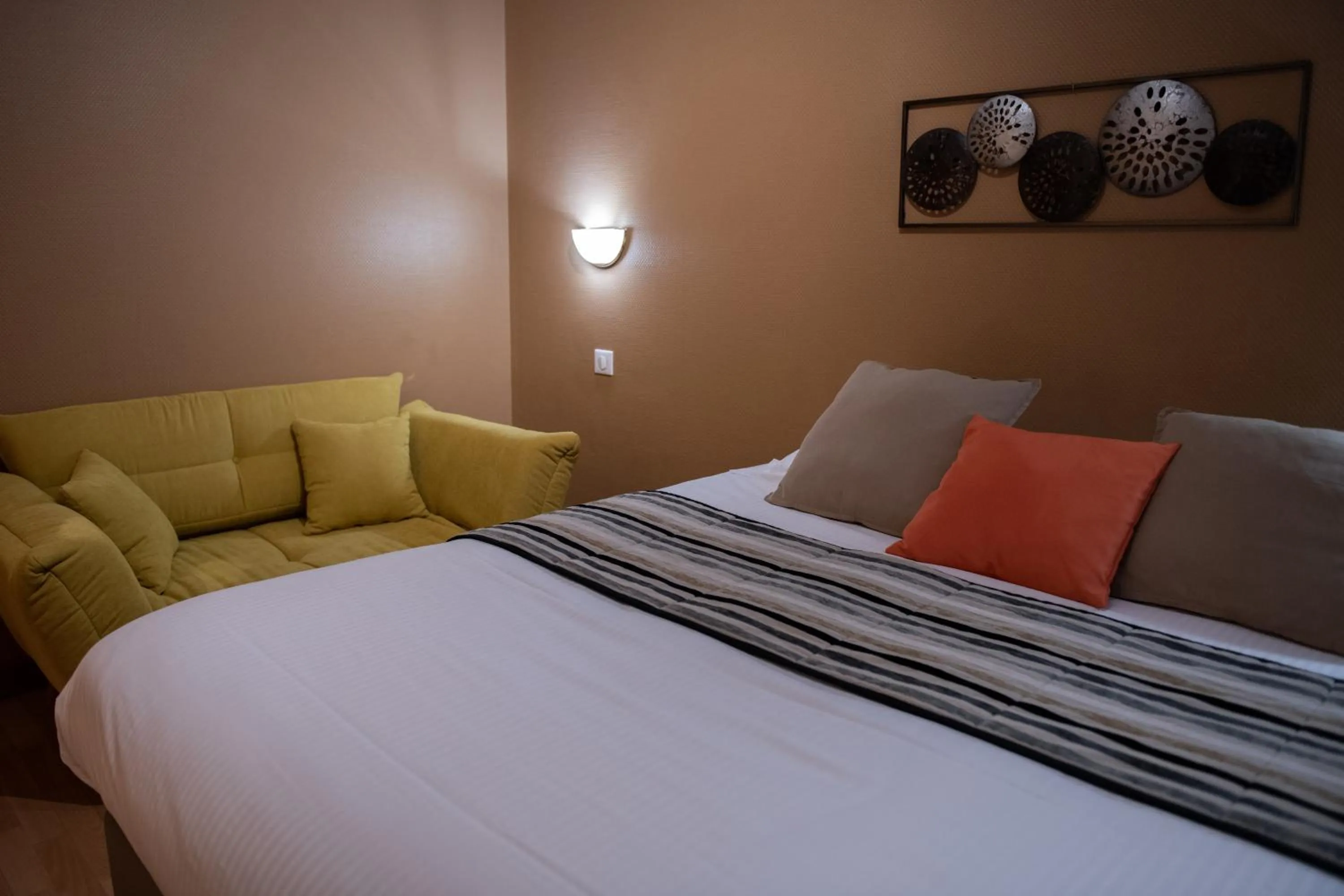 Bedroom, Bed in Logis Hotel Restaurant L'Escapade