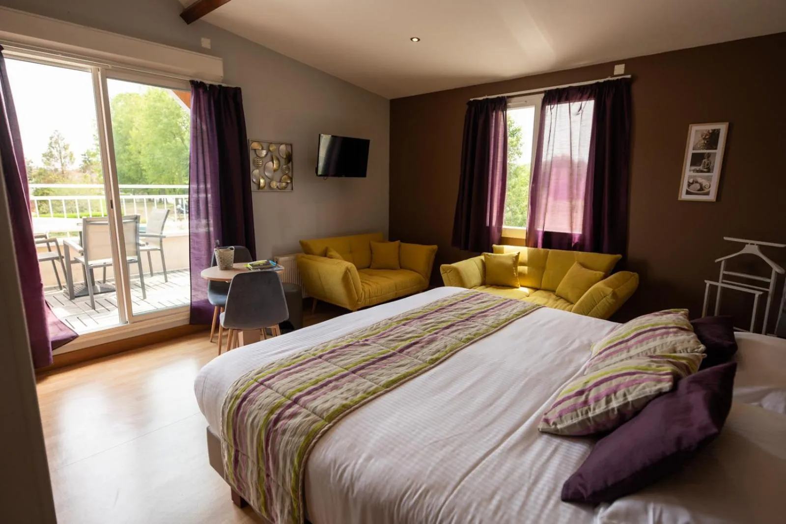 Bed in Logis Hotel Restaurant L'Escapade