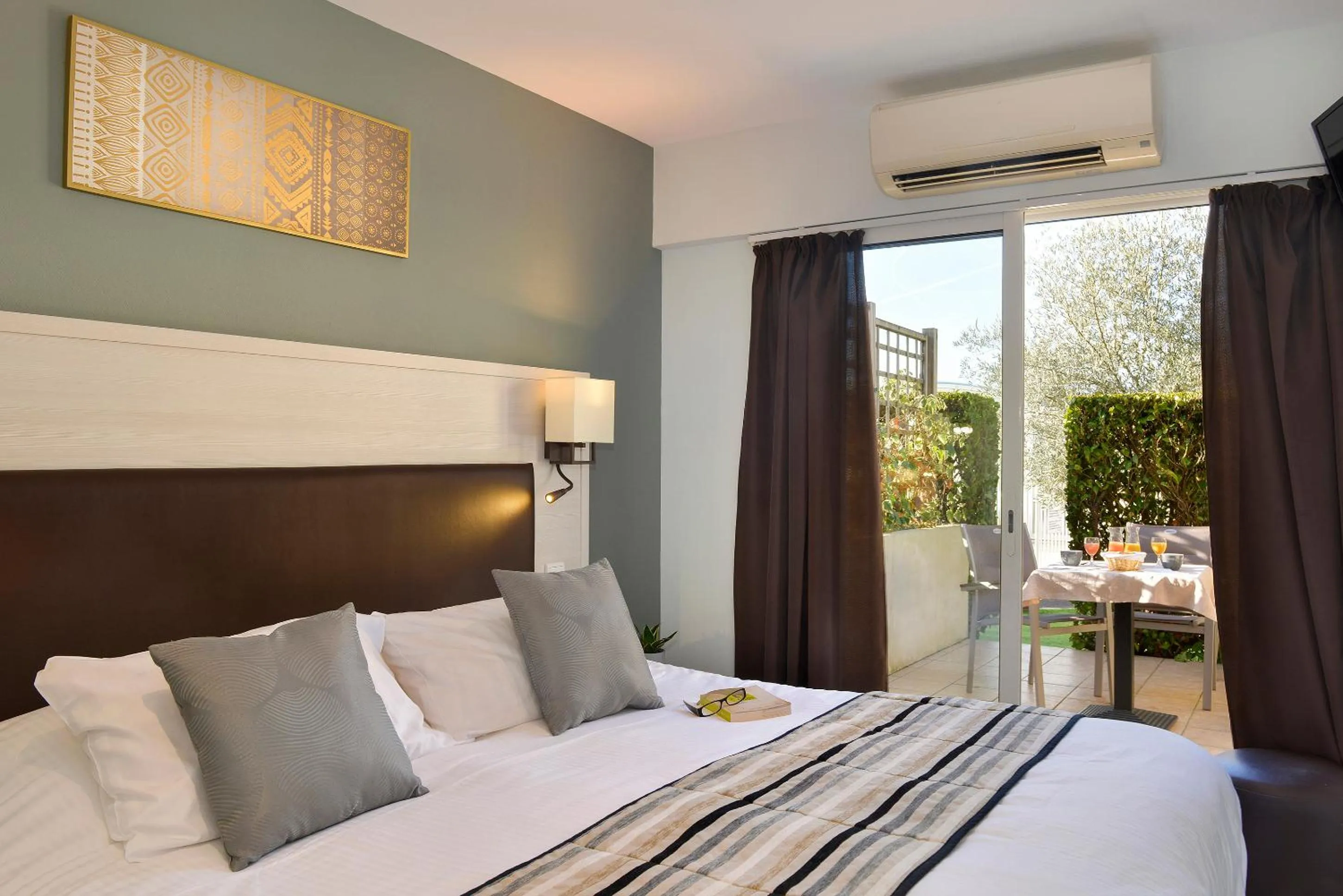 Bed in Logis Hotel Restaurant L'Escapade