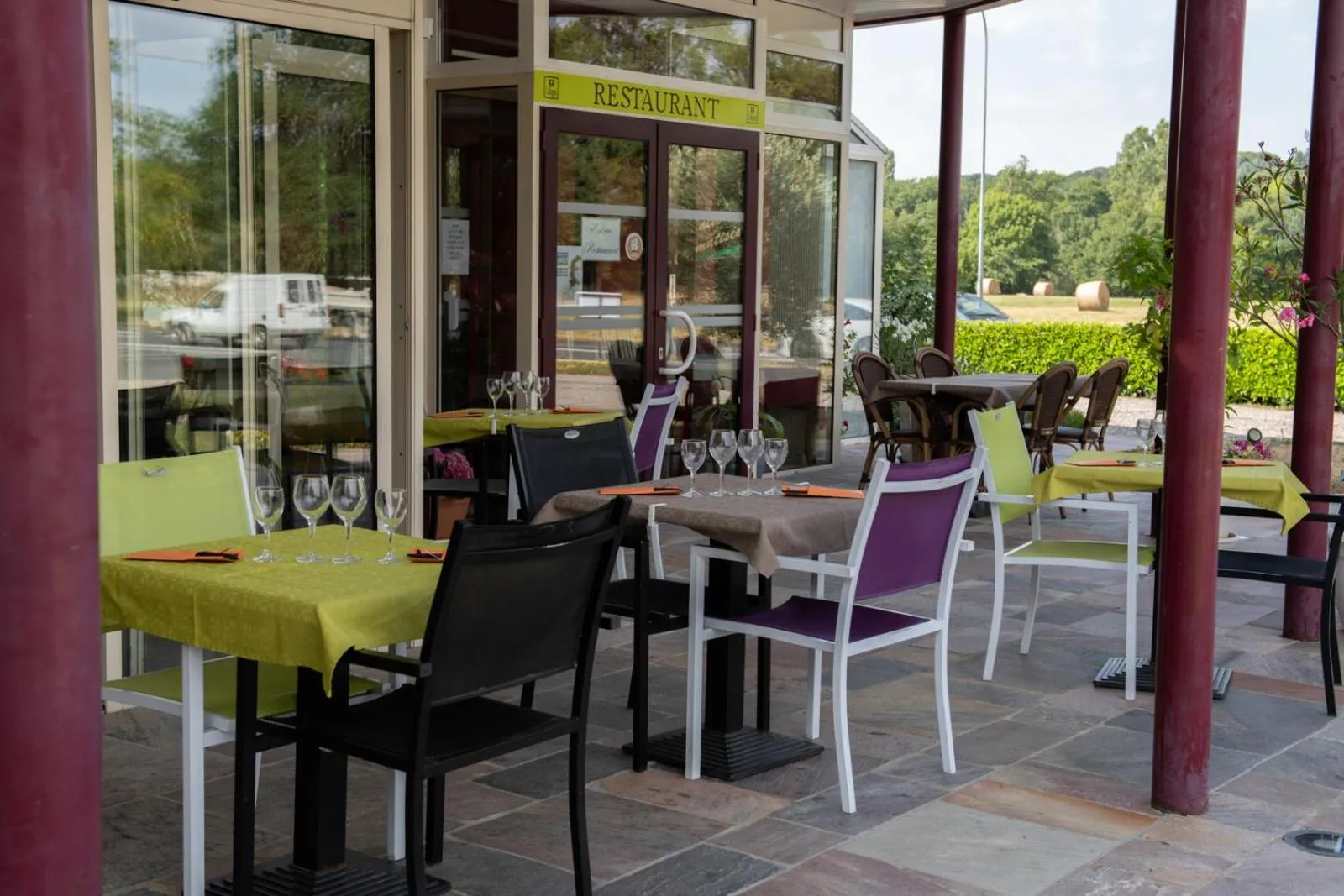 Patio in Logis Hotel Restaurant L'Escapade