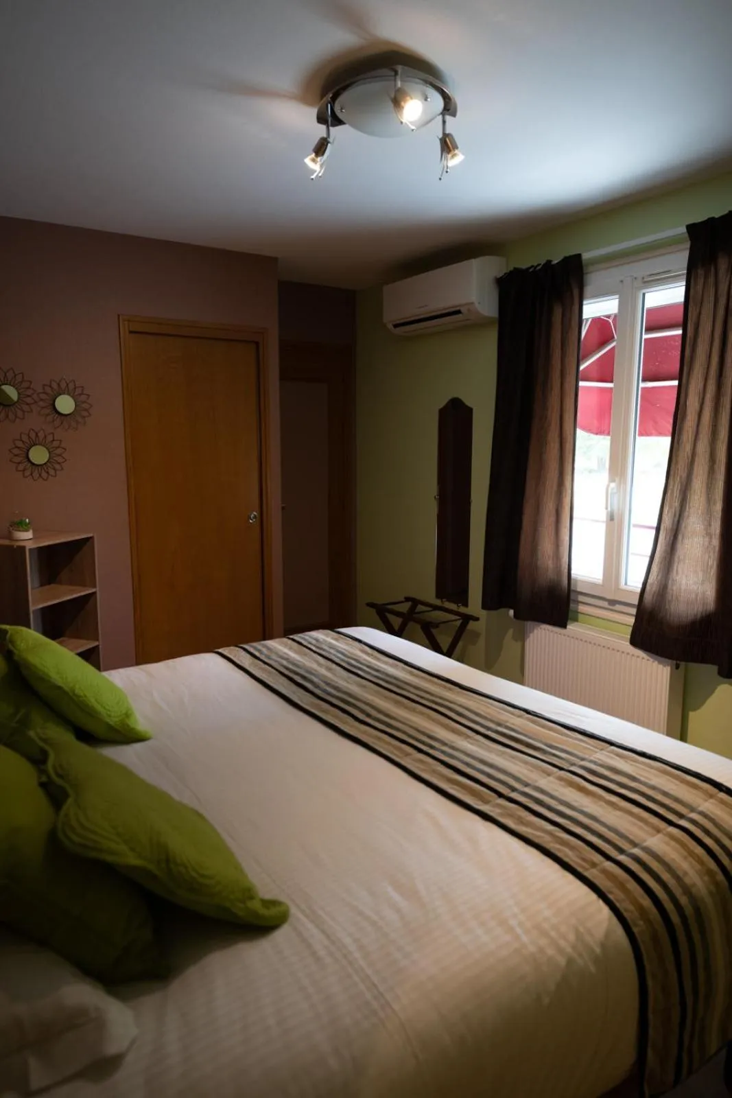 Bed in Logis Hotel Restaurant L'Escapade