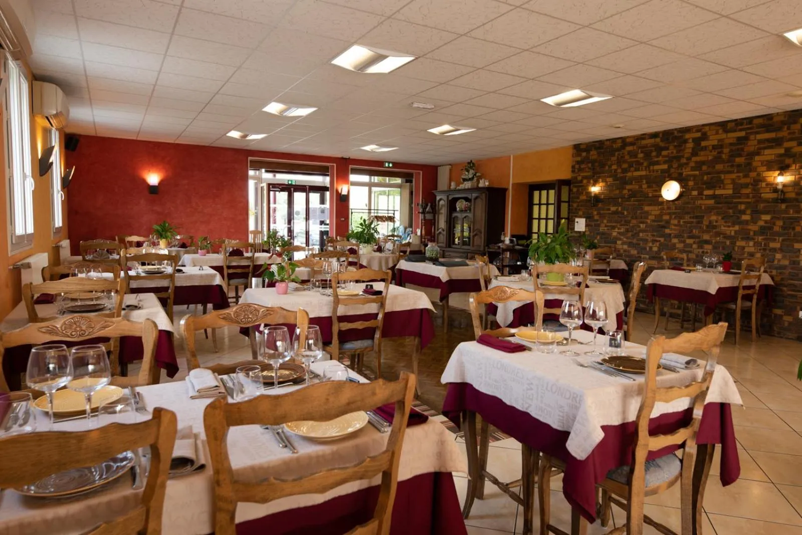 Restaurant/places to eat in Logis Hotel Restaurant L'Escapade