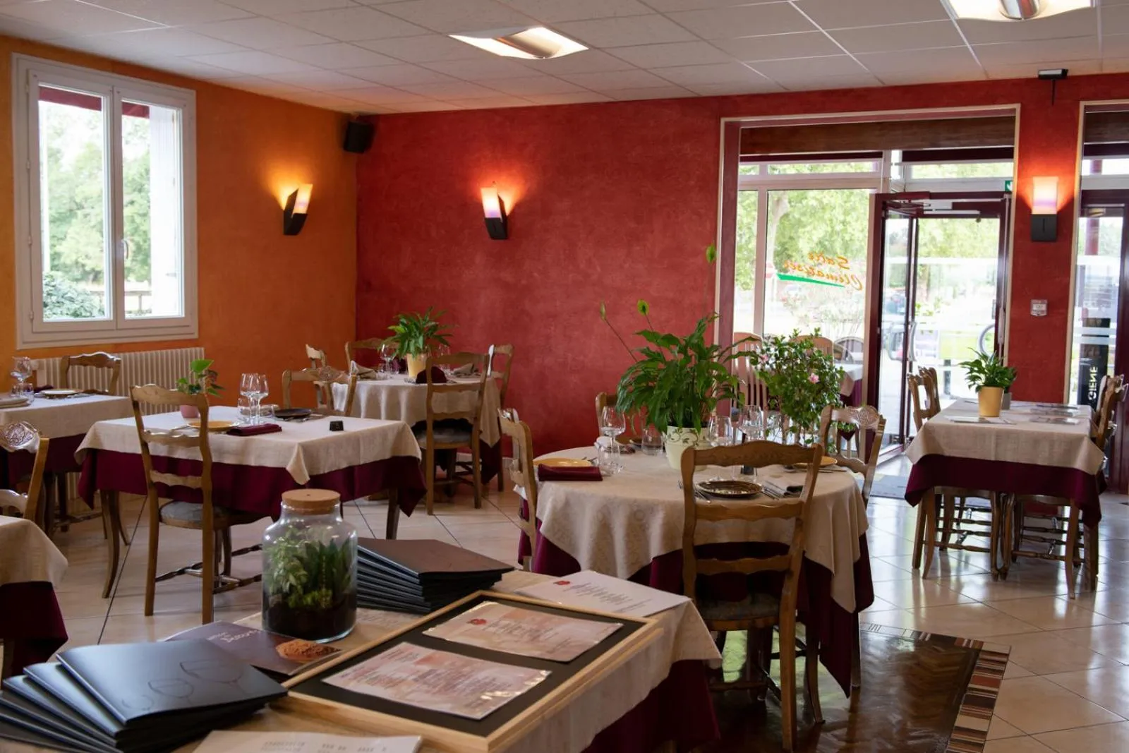 Restaurant/places to eat in Logis Hotel Restaurant L'Escapade