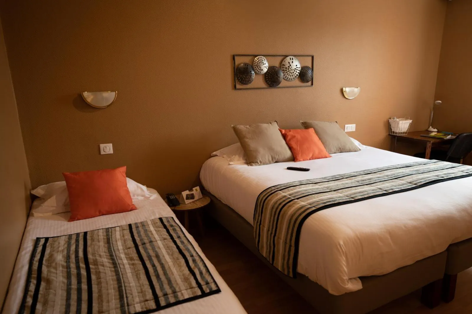 Bed in Logis Hotel Restaurant L'Escapade