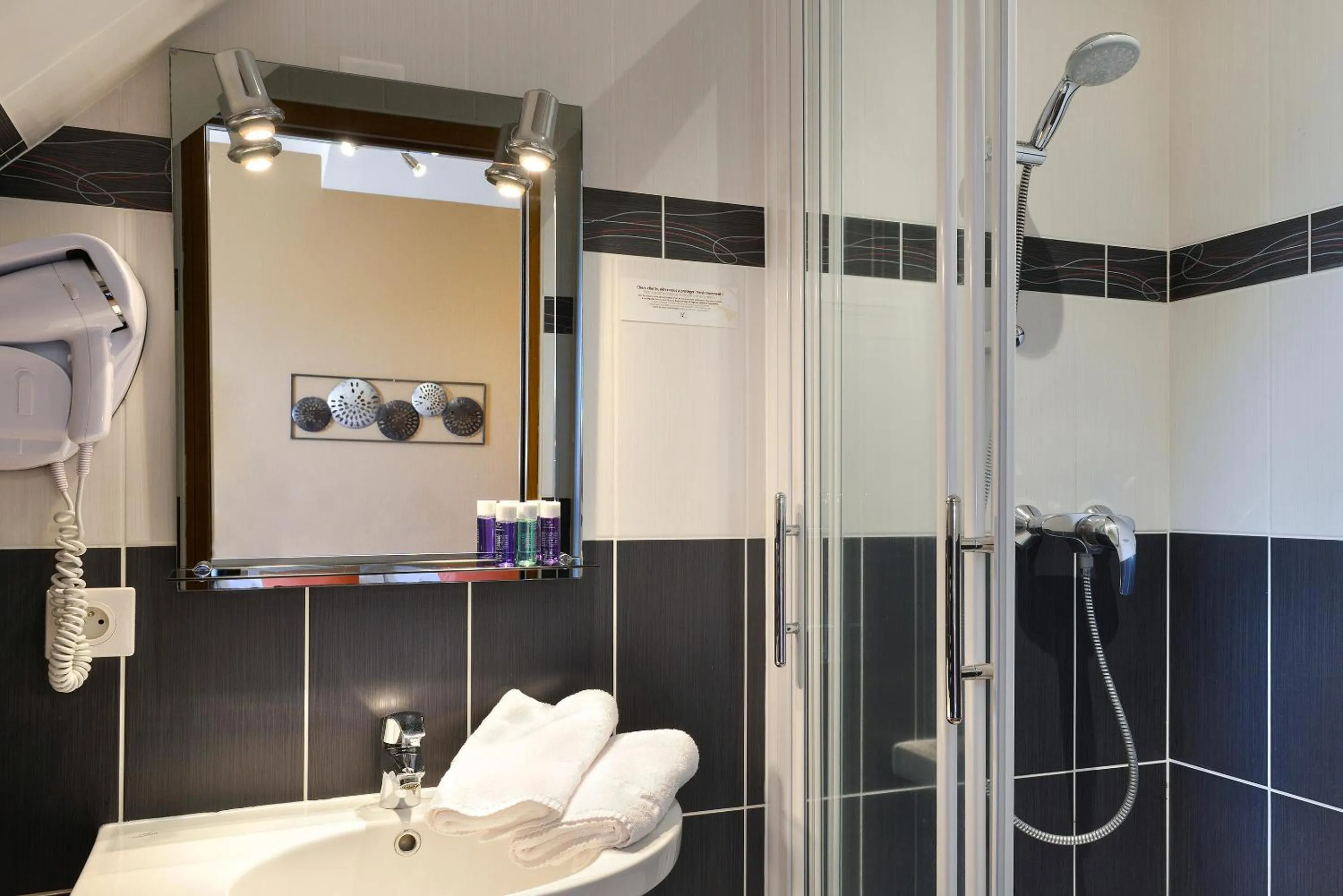 Shower in Logis Hotel Restaurant L'Escapade