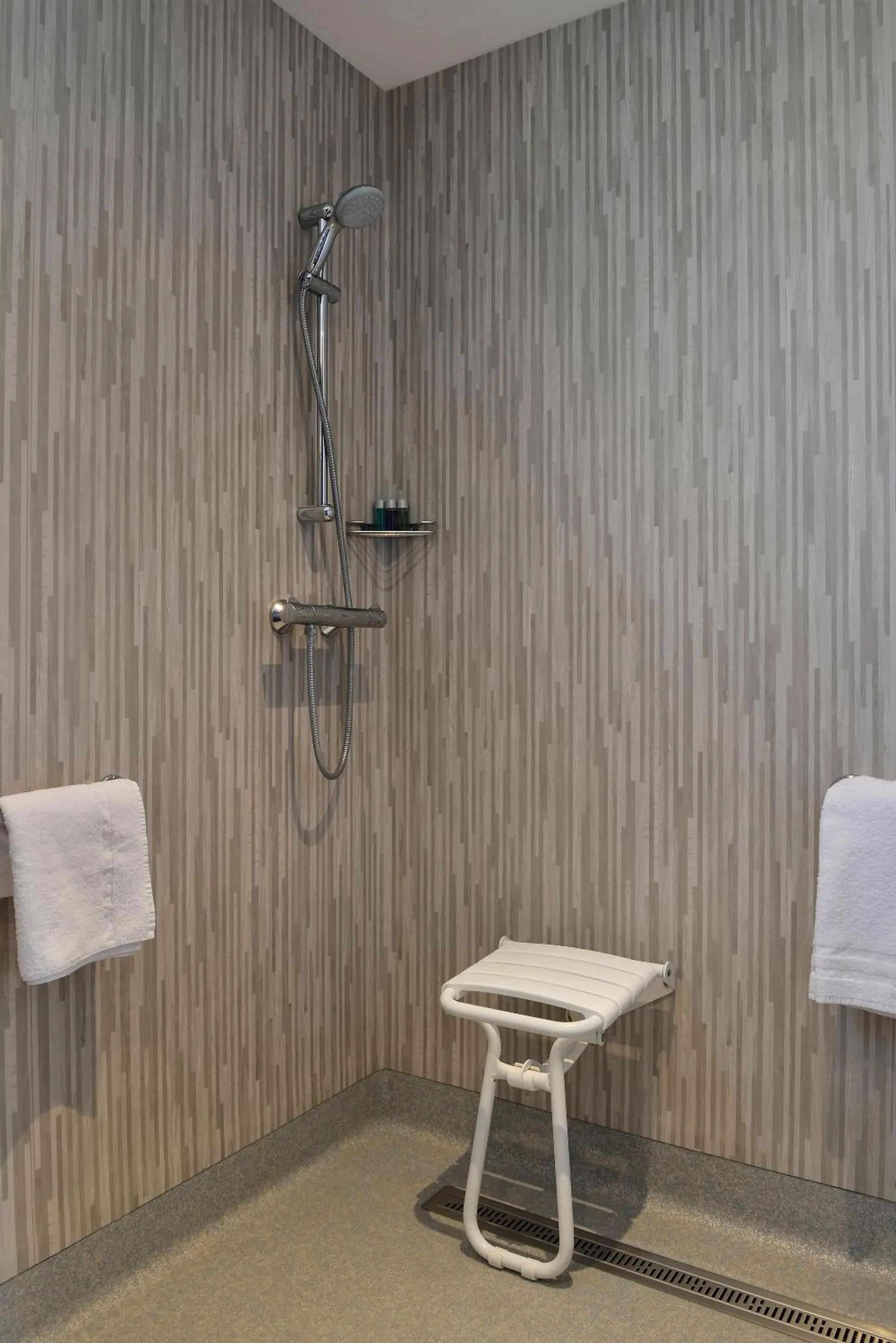 Shower in Logis Hotel Restaurant L'Escapade