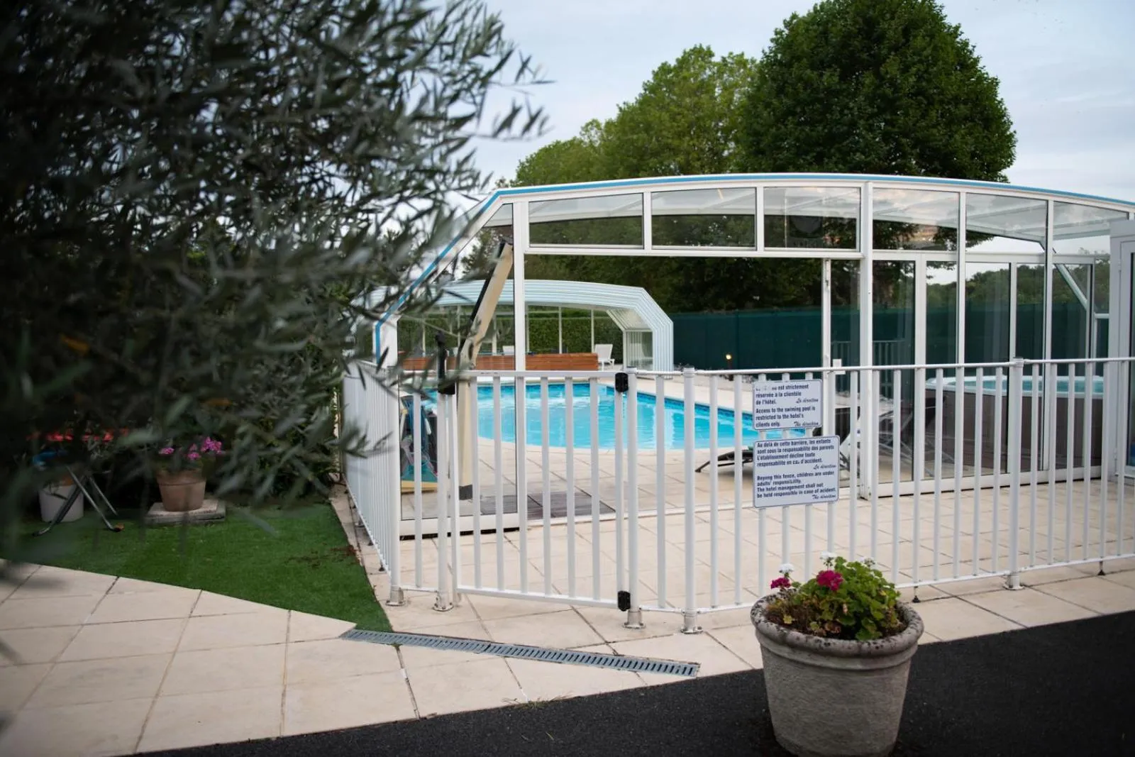 Garden in Logis Hotel Restaurant L'Escapade